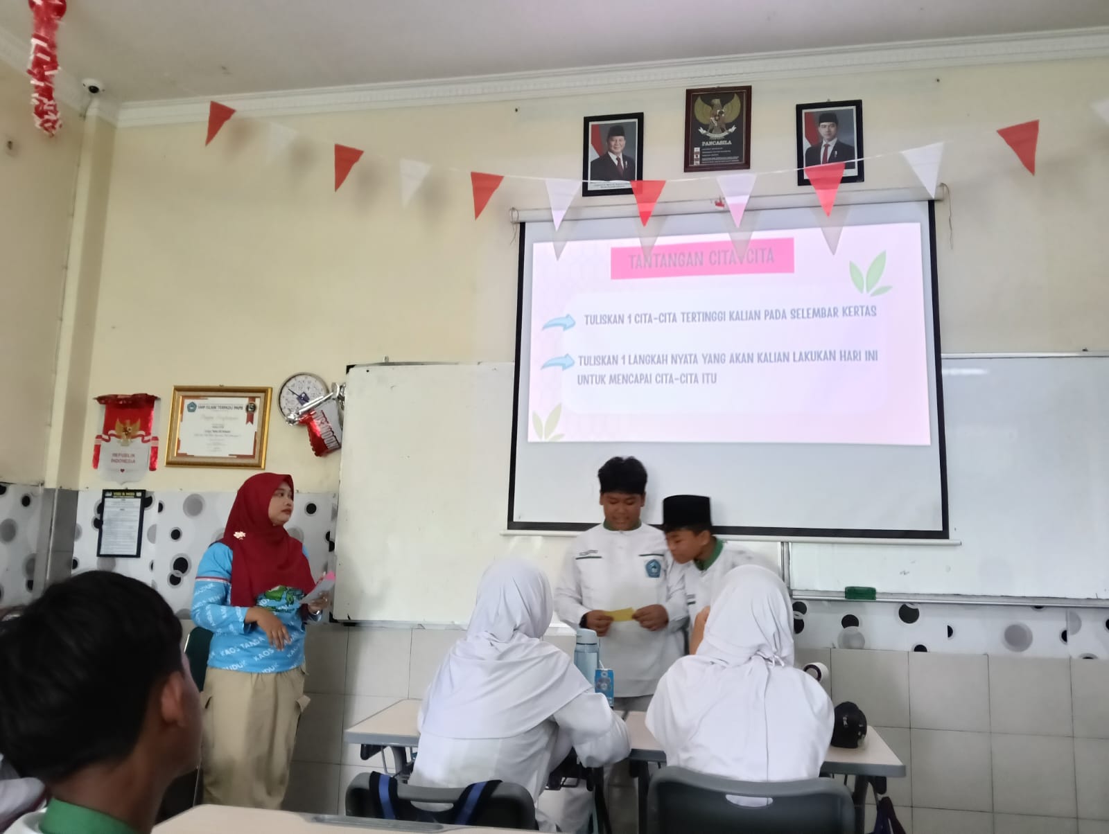 Orang tua siswa SMP IT PAPB Semarang menjadi guru sehari dalam program Kelas Inspiratif, Jumat (10/10/2025).