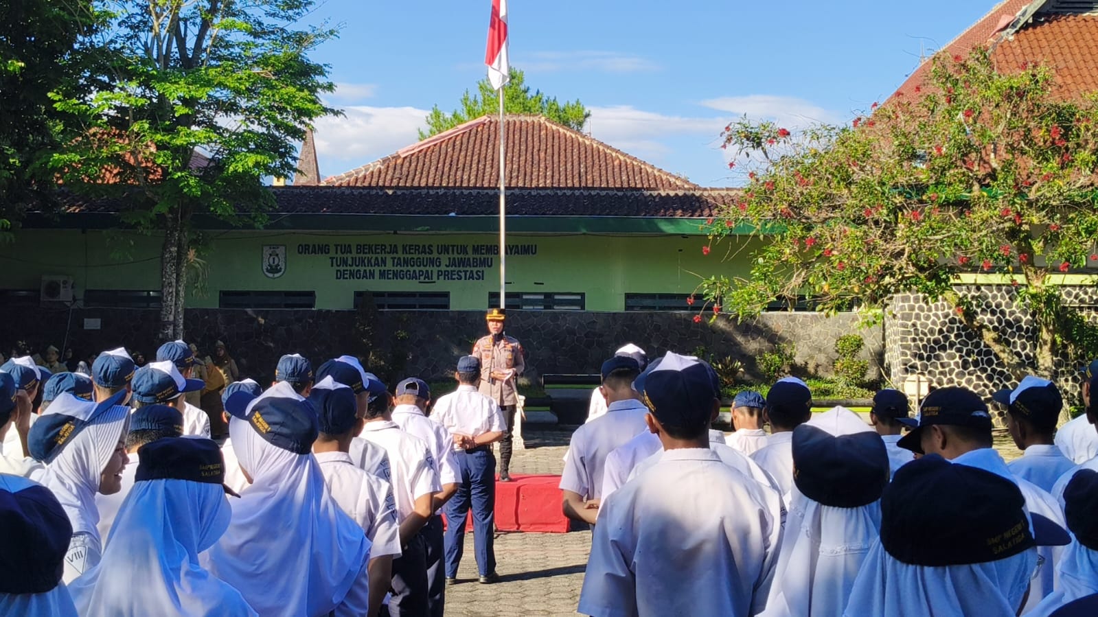 Kapolres Salatiga AKBP Veronica menjadi Inspektur Upacara (Irup) di SMP Negeri 1 Salatiga, Senin (13/10/2025).