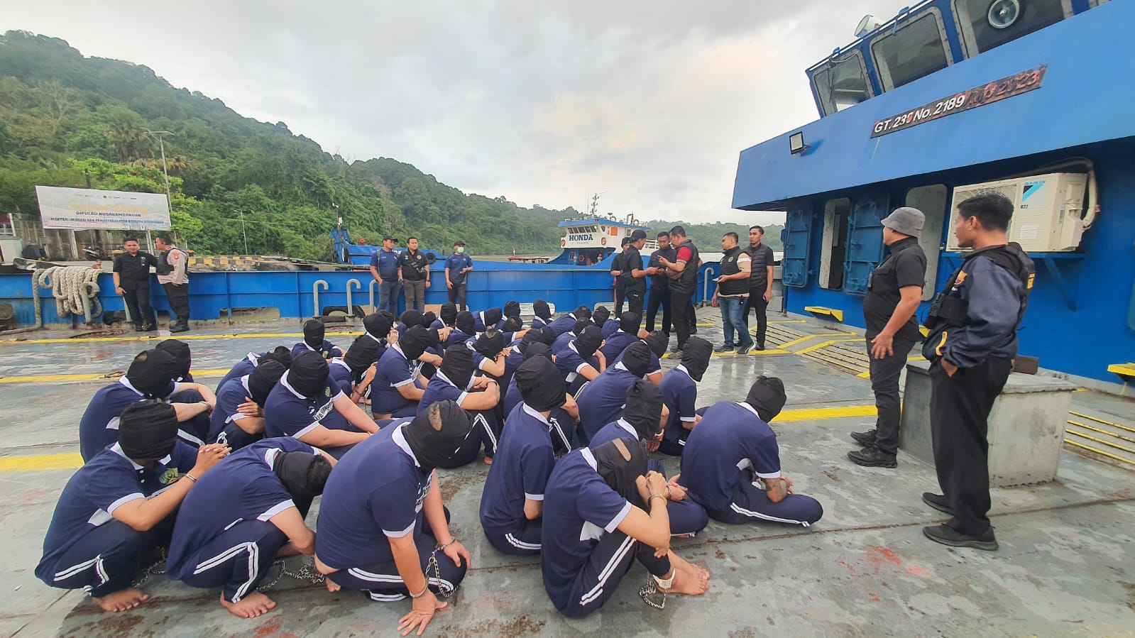 Sebanyak 41 warga binaan risiko tinggi digiring ke Lapas Super Maksimum di Pulau Nusakambangan, Senin (13/10/2025).