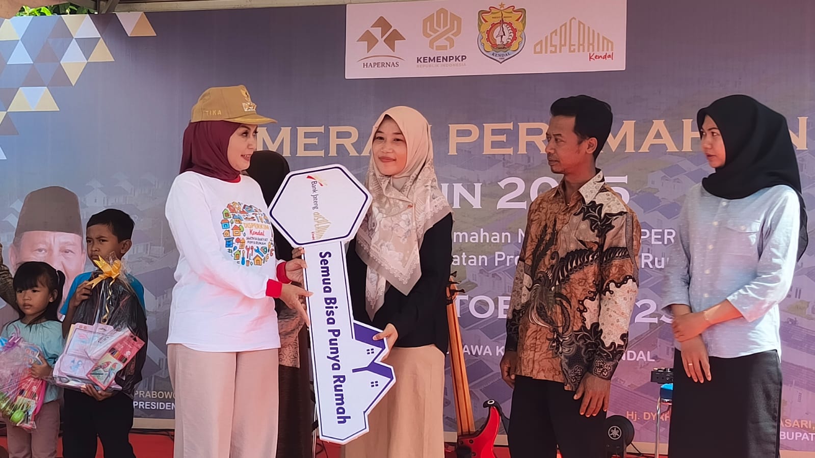 Bupati Kendal, Dyah Kartika Permanasari, saat membuka Pameran Perumahan yang digelar Dinas Perumahan Rakyat dan Kawasan Permukiman (Disperkim) di halaman Rusunawa Kebondalem. (BUDI SETIYAWAN)