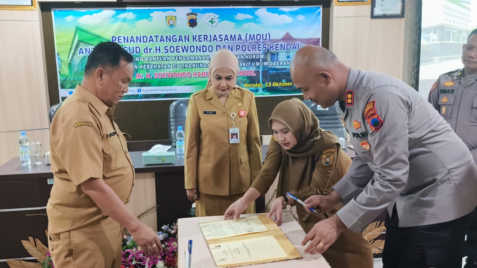 Bupati Kendal, Dyah Kartika Permanasari, menyaksikan penanda tanganan MoU antara RSUD dr Soewondo dengan Polres Kendal. (BUDI SETIYAWAN/RADARSEMARANG.ID)