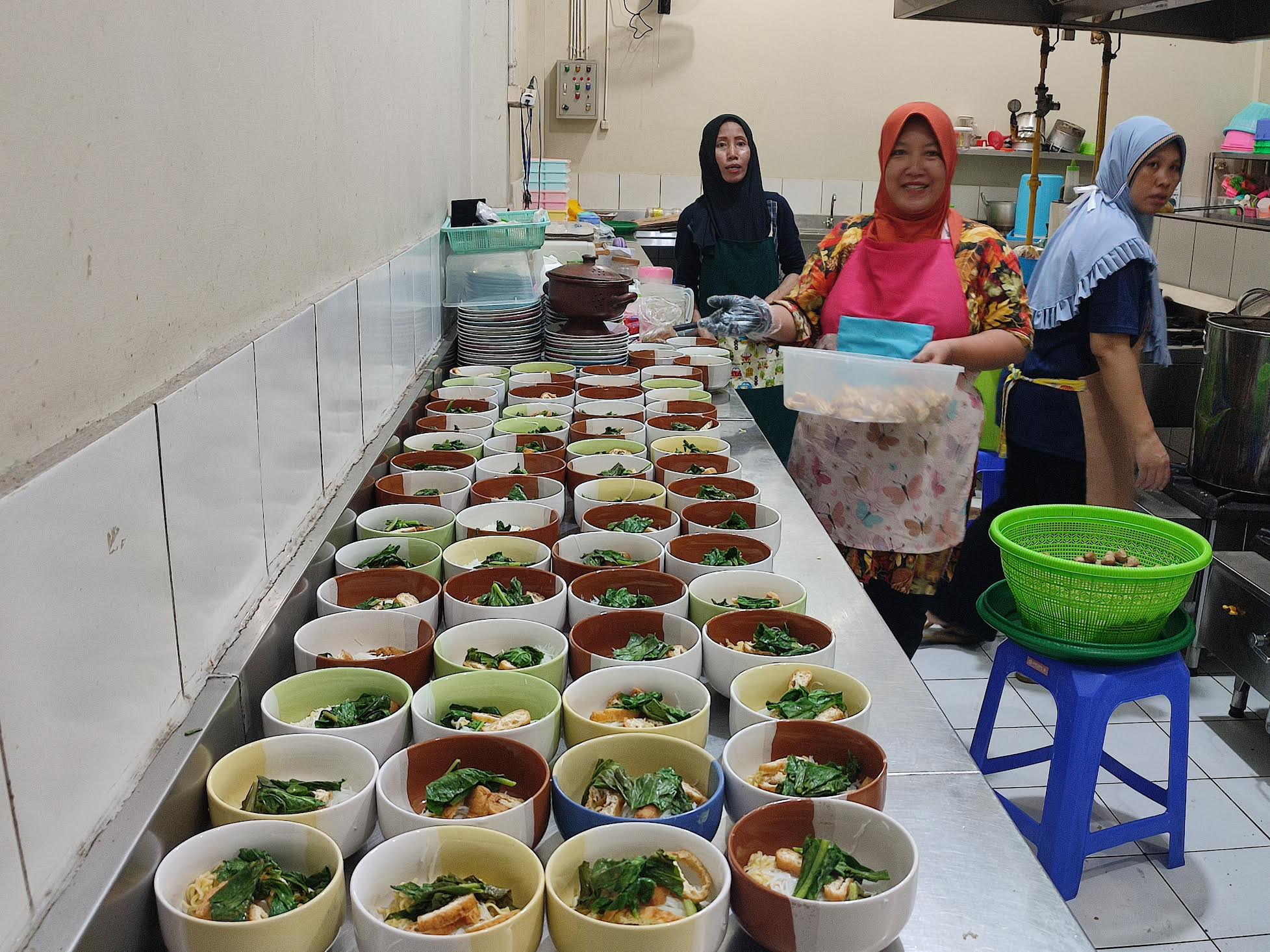 Sejumlah pekerja sendang menyiapkan menu siswa di dapur MBG mandiri SMP IT PAPB Kota Semarang.