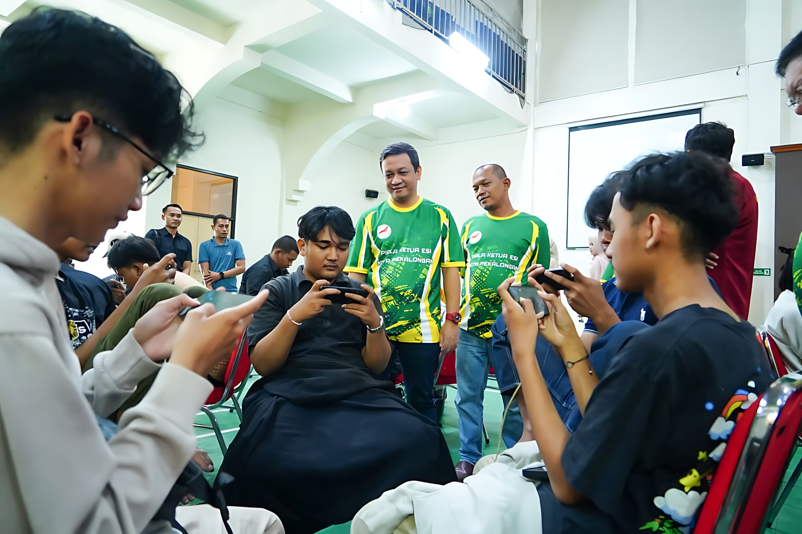 PANTAU - WaliKota HA Afzan Arslan Djunaid saat melihat langsung slaah satu tim yang bertanding dalam MLT Piala Ketua ESI, i GOR Universitas Pekalongan, Minggu (12/10/2025) sore.&nbsp;