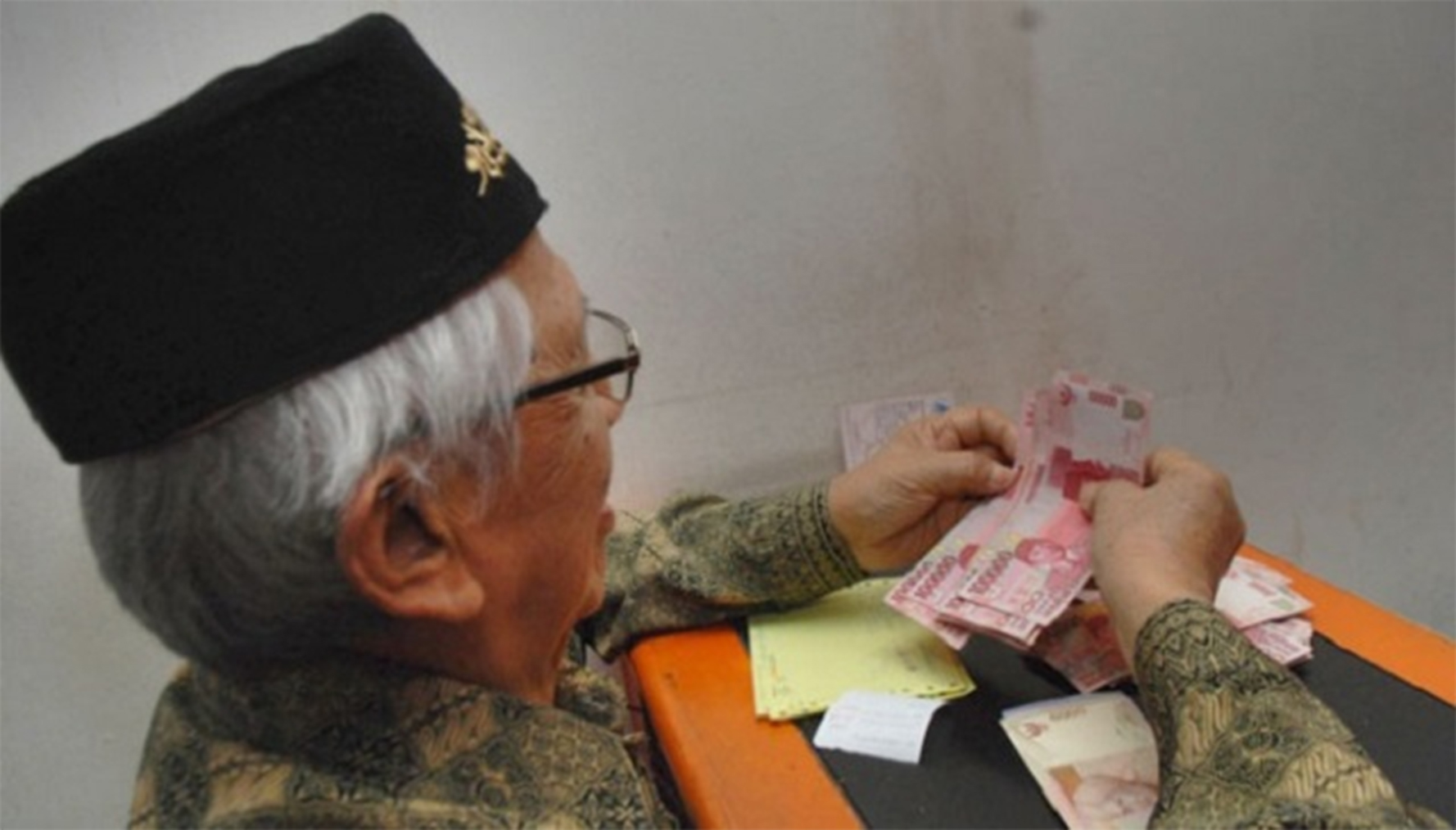 pensiunan guru Sekolah Dasar di Jakarta menyambut baik perhatian yang diberikan pemerintah saat ini