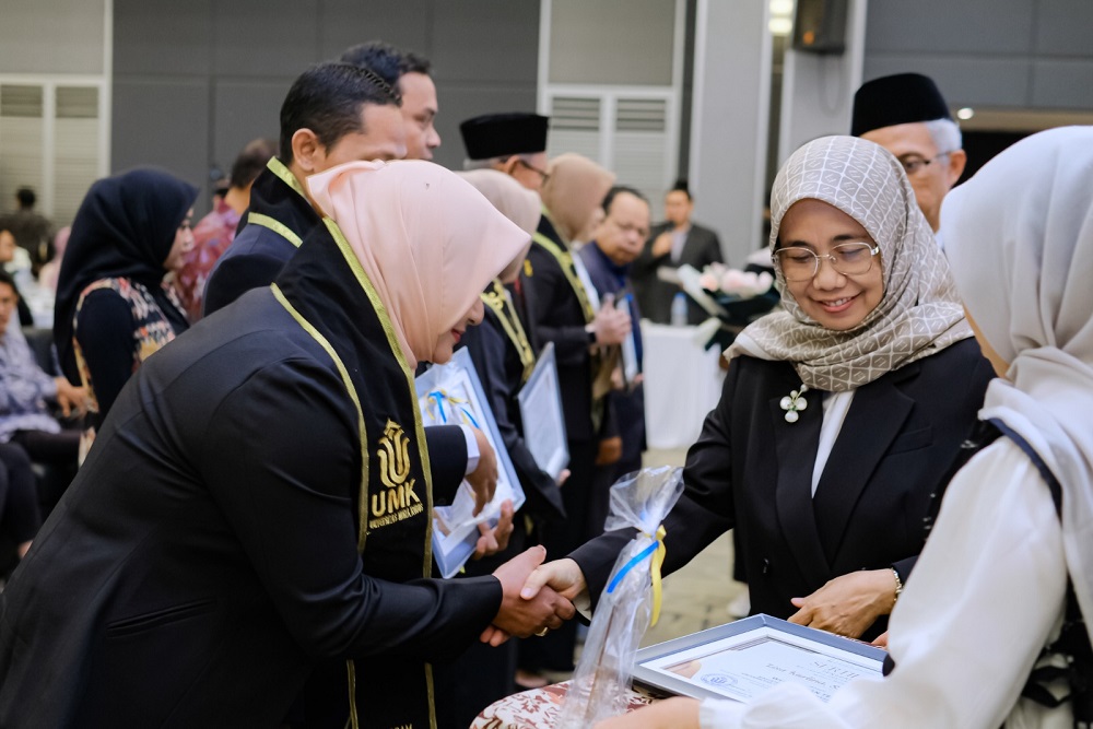 Direktur Pascasarjana UMK Prof. Dr. Sri Utaminingsih, S.Pd, M.Pd saat&nbsp;melepas 115 calon wisudawan dan wisudawati dari empat program studi.