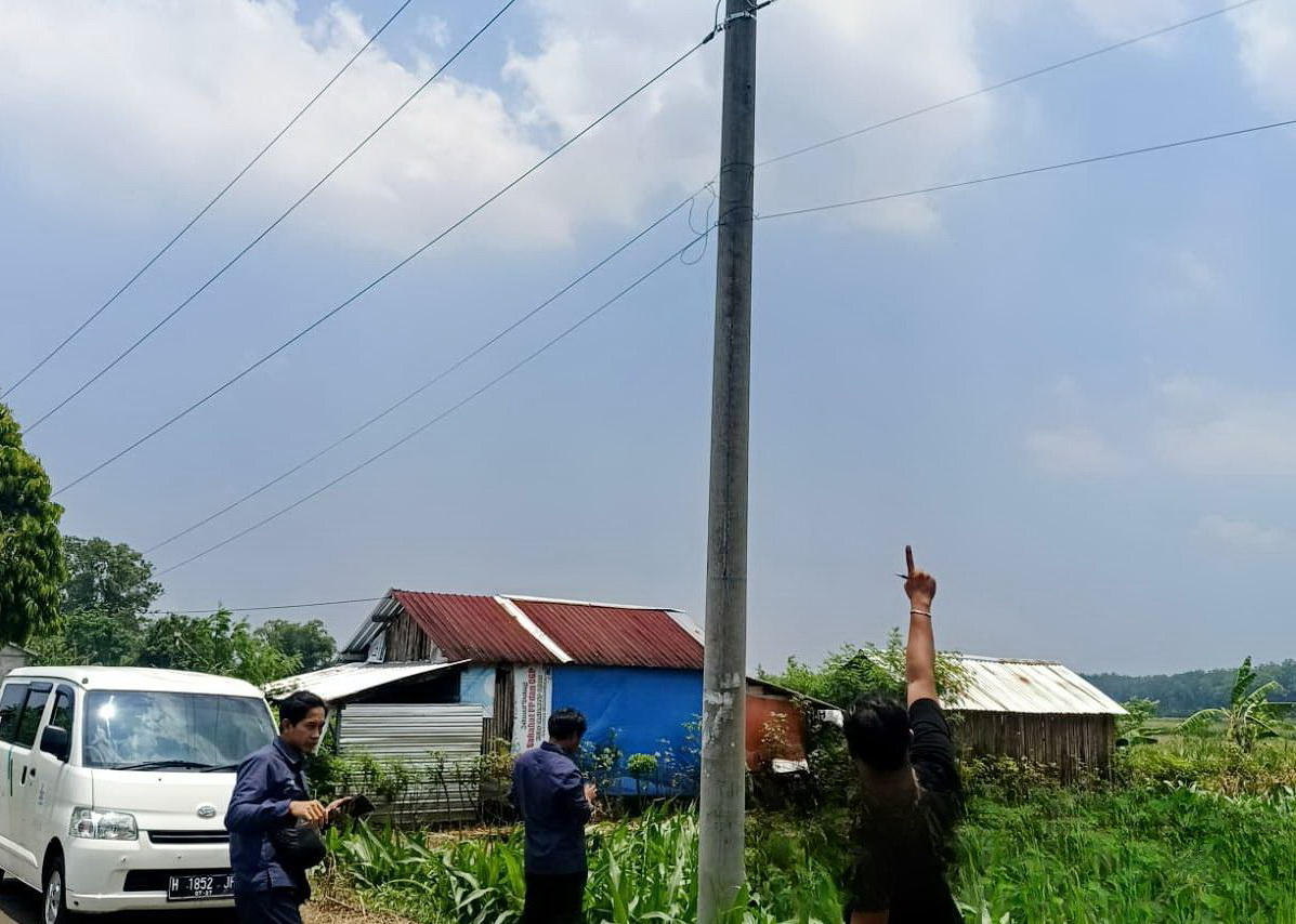 OLAH TKP- Anggota Satreskrim Polres Pemalangm saat melakukan olah TKP, pencurian kabel di Desa Paguyangan, Kecamatan Bantarbolang, Pemalang, Selasa (14/10/2025).&nbsp;