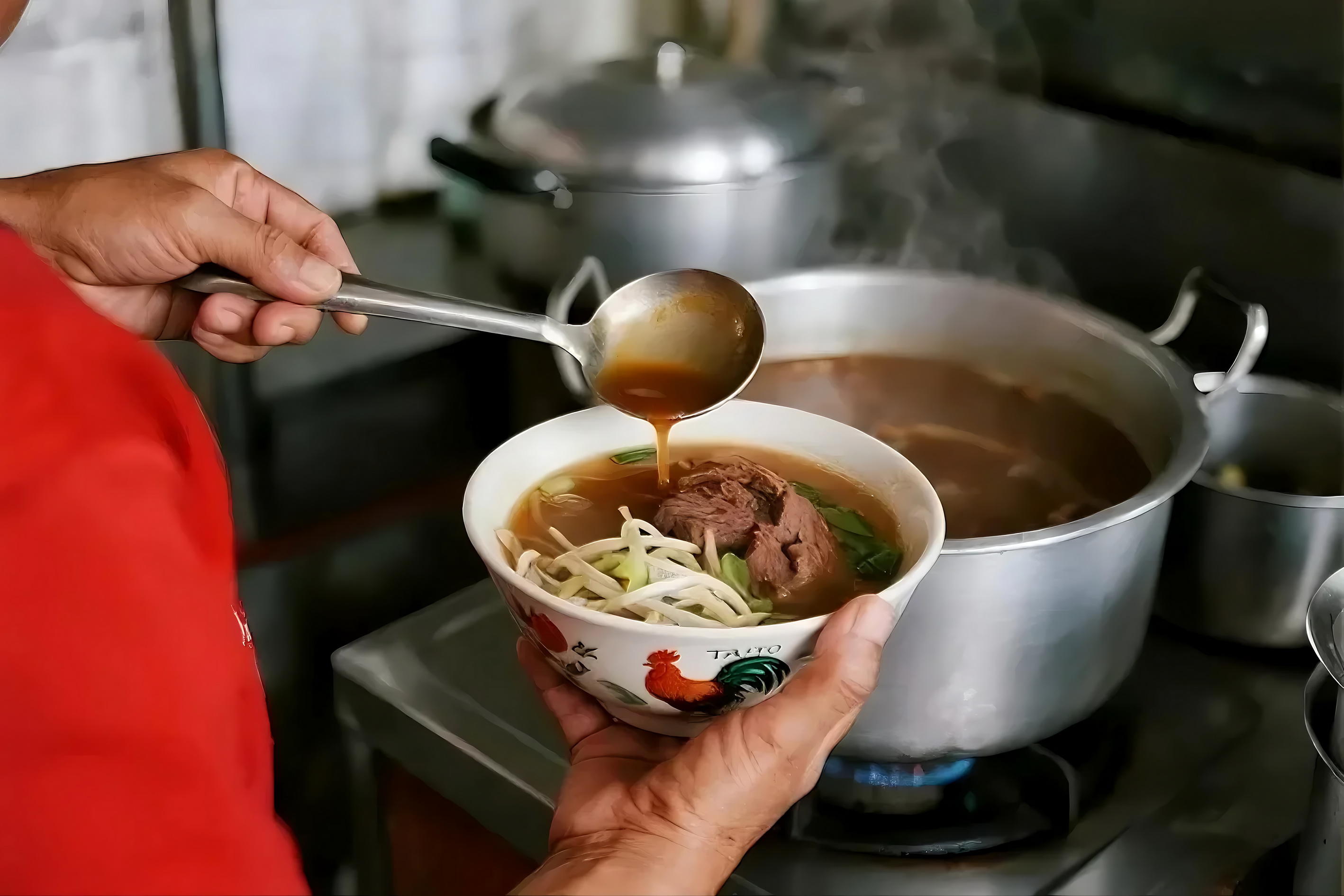 SAJIKAN &ndash; Pedagang soto Tauto Pekalongan saat menyiapkan menu untuk pelanggannya. Menyeduh kuah panas mangkuk berisi cacahan daging dan pelengkap lain.