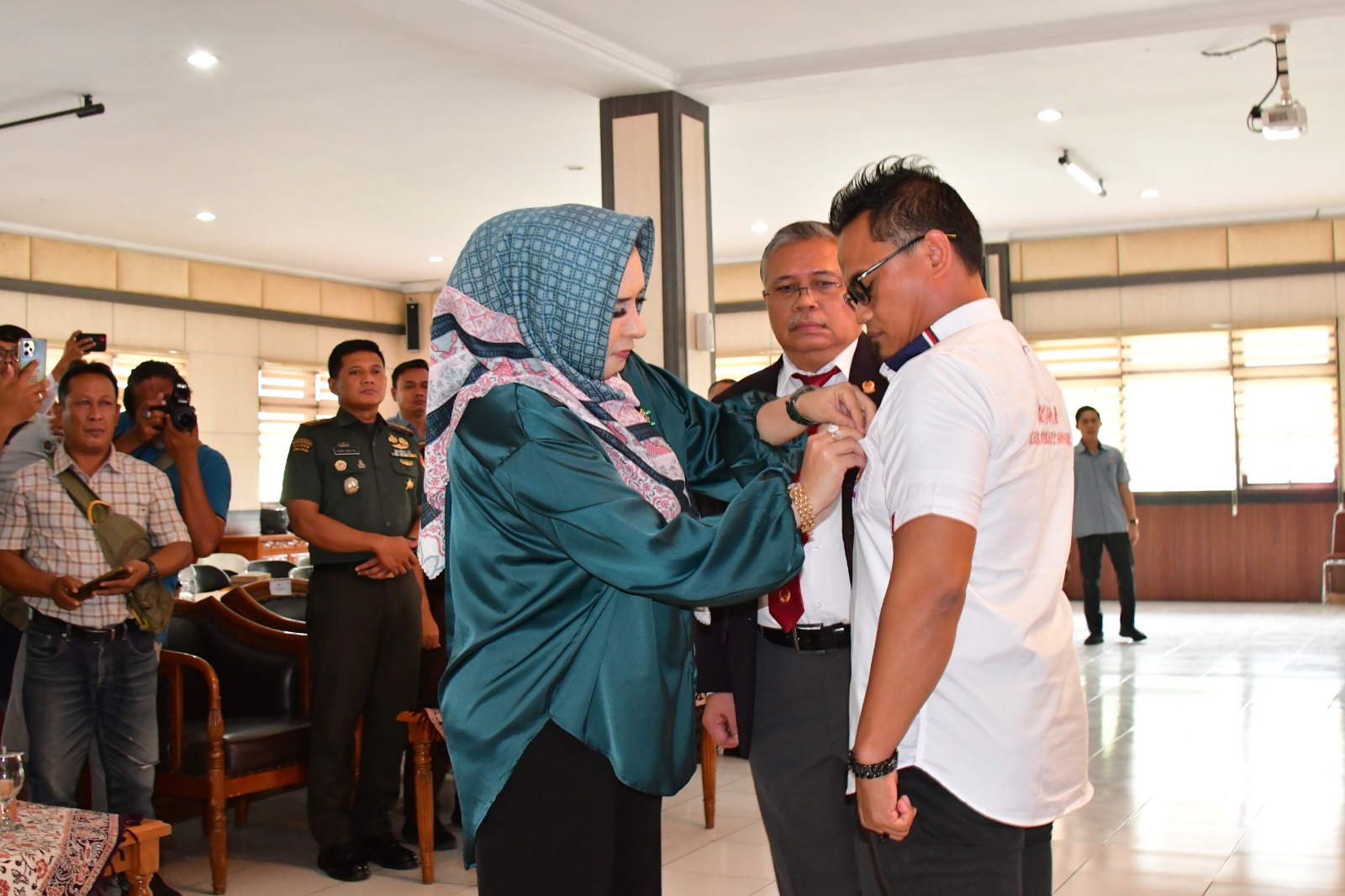 SAAT DILANTIK: Rindiansyah Elnofiansyah saat dilantik sebagai Ketua KONI Kabupaten Pekalongan oleh Bupati Fadia, tahun 2024.