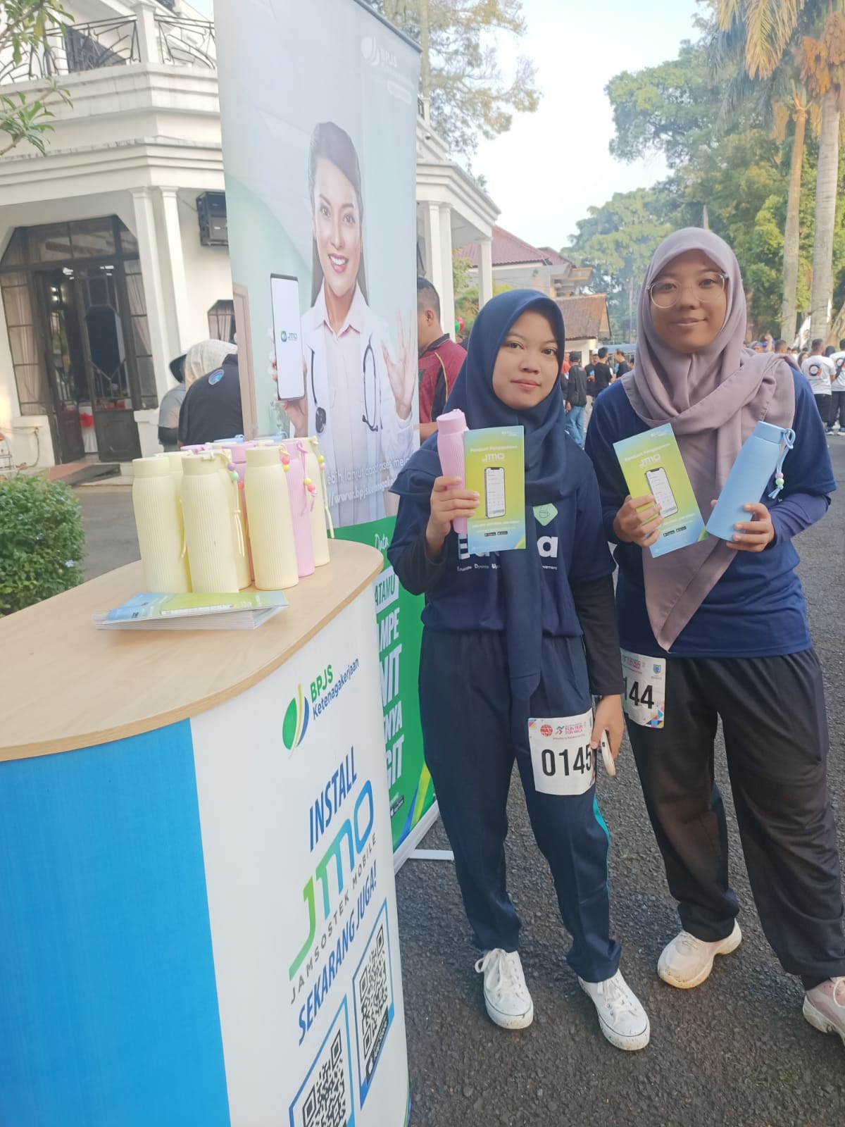 Klaim JHT Kini Lebih Mudah Melalui JMO Masyarakat pekerja kini lebih mudah untuk klaim pencairan Jaminan Hari Tua (JHT) BPJS Ketenagakerjaan (BPJAMSOSTEK). Dengan menggunakan aplikasi JMO