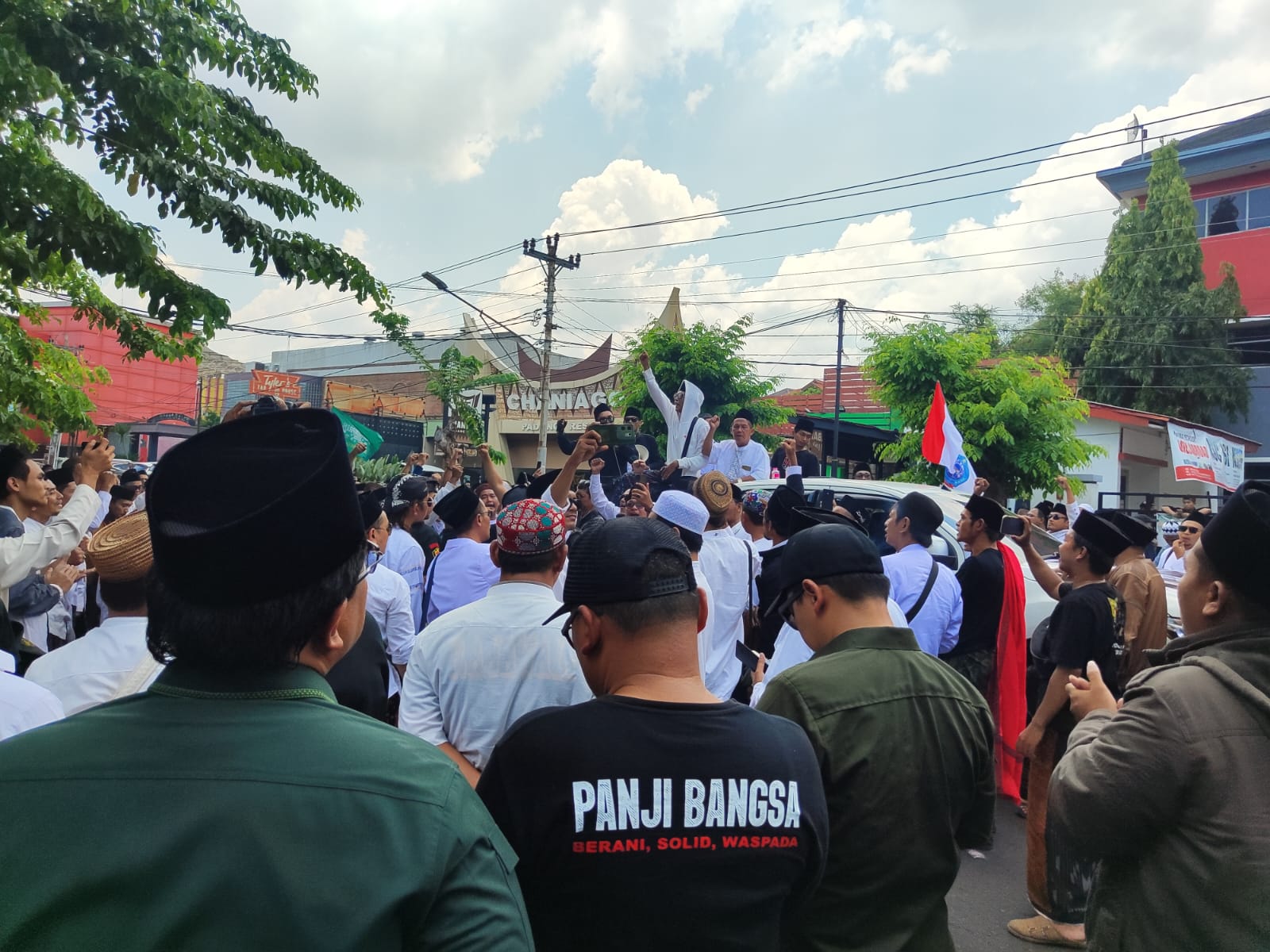 Aksi para santri se-Jawa Tengah di depan Kantor KPID Jateng.