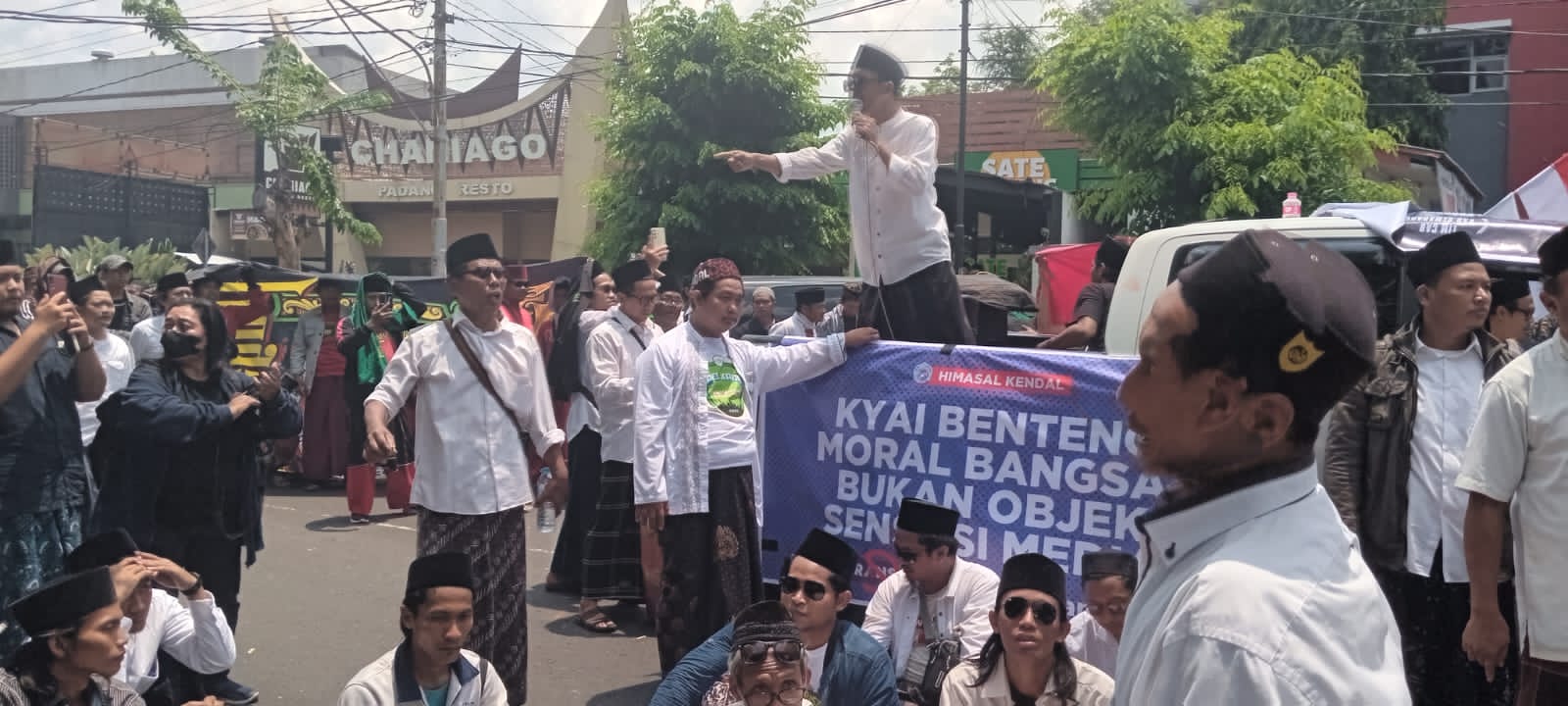 Himpunan Alumni Santri Lirboyo (Himasal) Jawa Tengah serta santri dari pondok pesantren (Ponpes) lain mendatangi kantor Komisi Penyiaran Indonesia Daerah (KPID) Jawa Tengah, Rabu (15/10).
