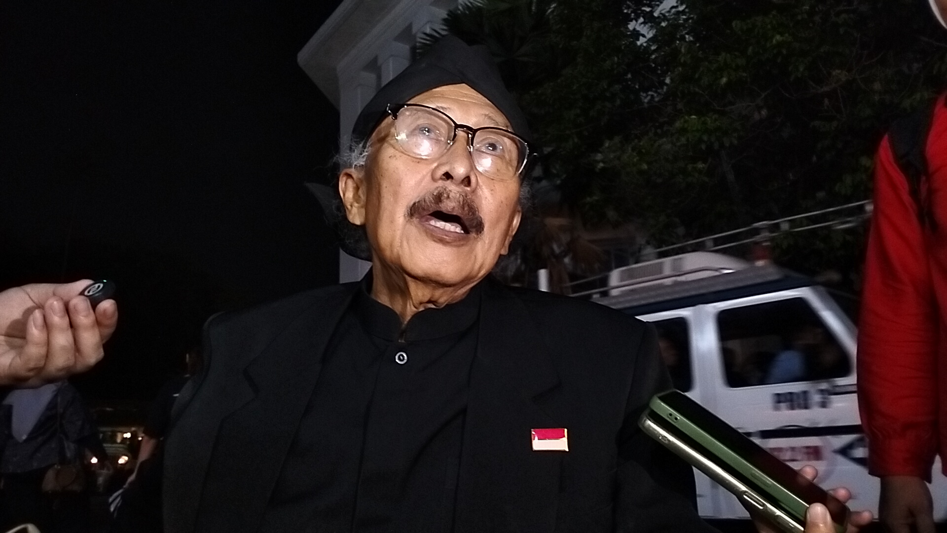 Sutradara drama teatrikal Pertempuran Lima Hari Semarang, Stefanus Sukirno saat diwawancarai di Tugu Muda, Selasa (14/10) malam.