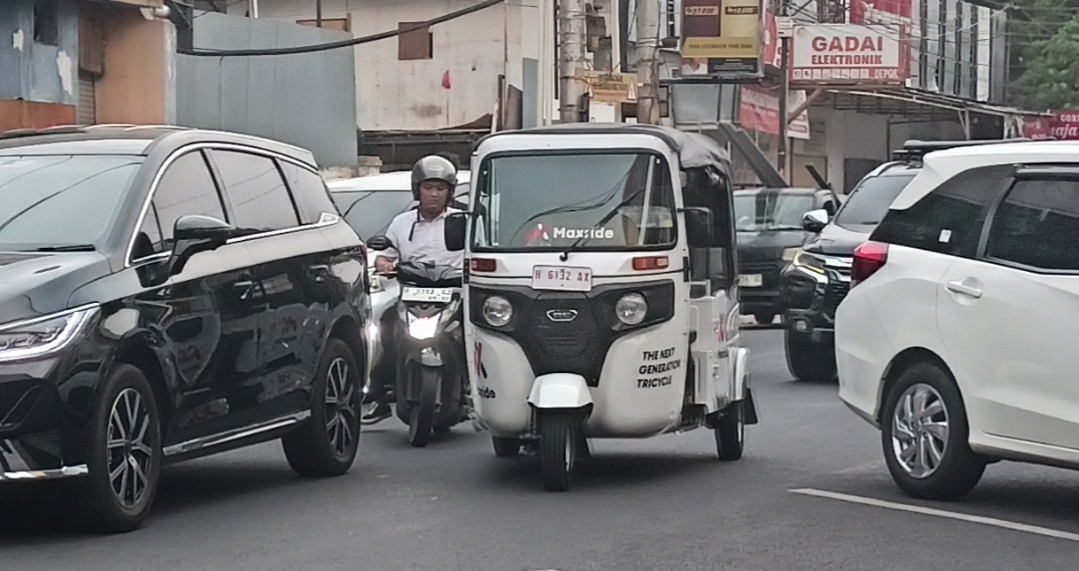 NEKAT NENGASPAL : Bajaj Maxride nekat mengaspal di Jalan Depok Kota Semarang, meskipun belum memiliki izin.