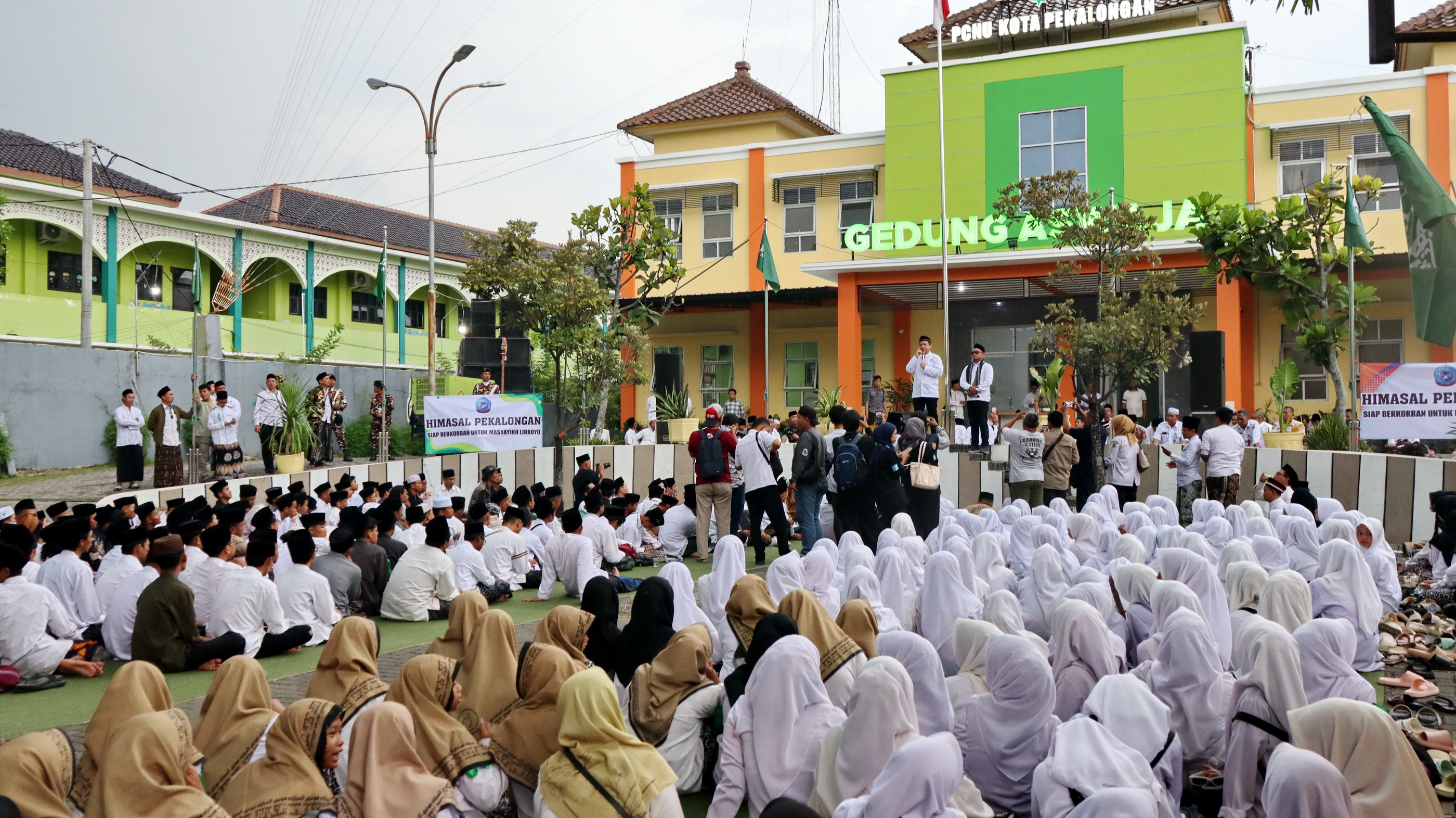 AKSI DAMAI - WaliKota Pekalongan, HA Afzan Arslan Djunaid mewakili pribadi dan Pemkot, menyatakan dukungan terhadap aksi santri, dan mengecam tayangan di Trans7, di gedung Aswaja, Rabu (15/10/2025).