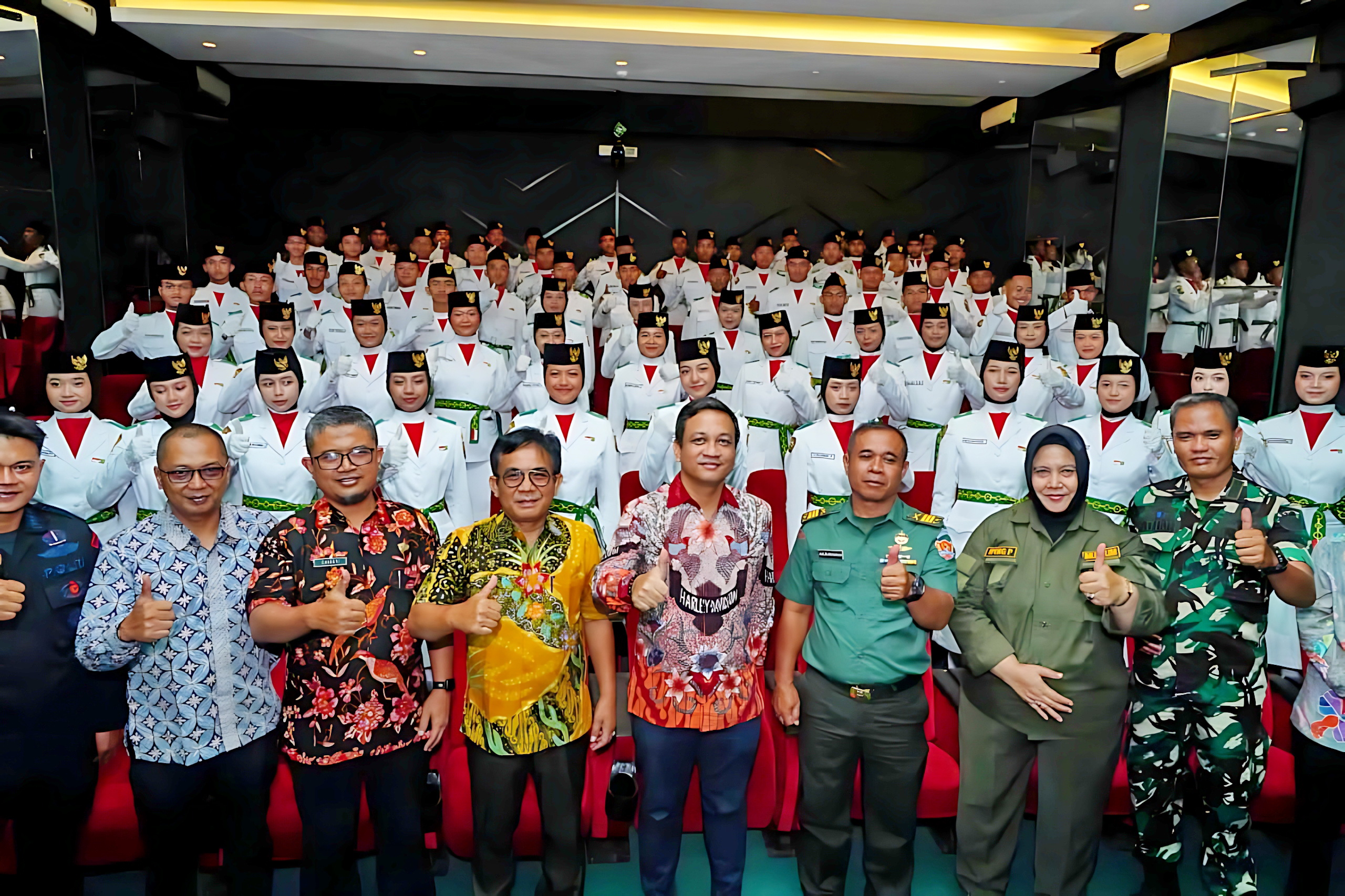 BERFOTO BERSAMA - dari WaliKota Pekalongan, HA Afzan Arslan Djunaid dan jajaran pemkot, berfoto bersama anggota paskibraka usai berikan motivasi di Magelang, Selasa (14/10/2025).