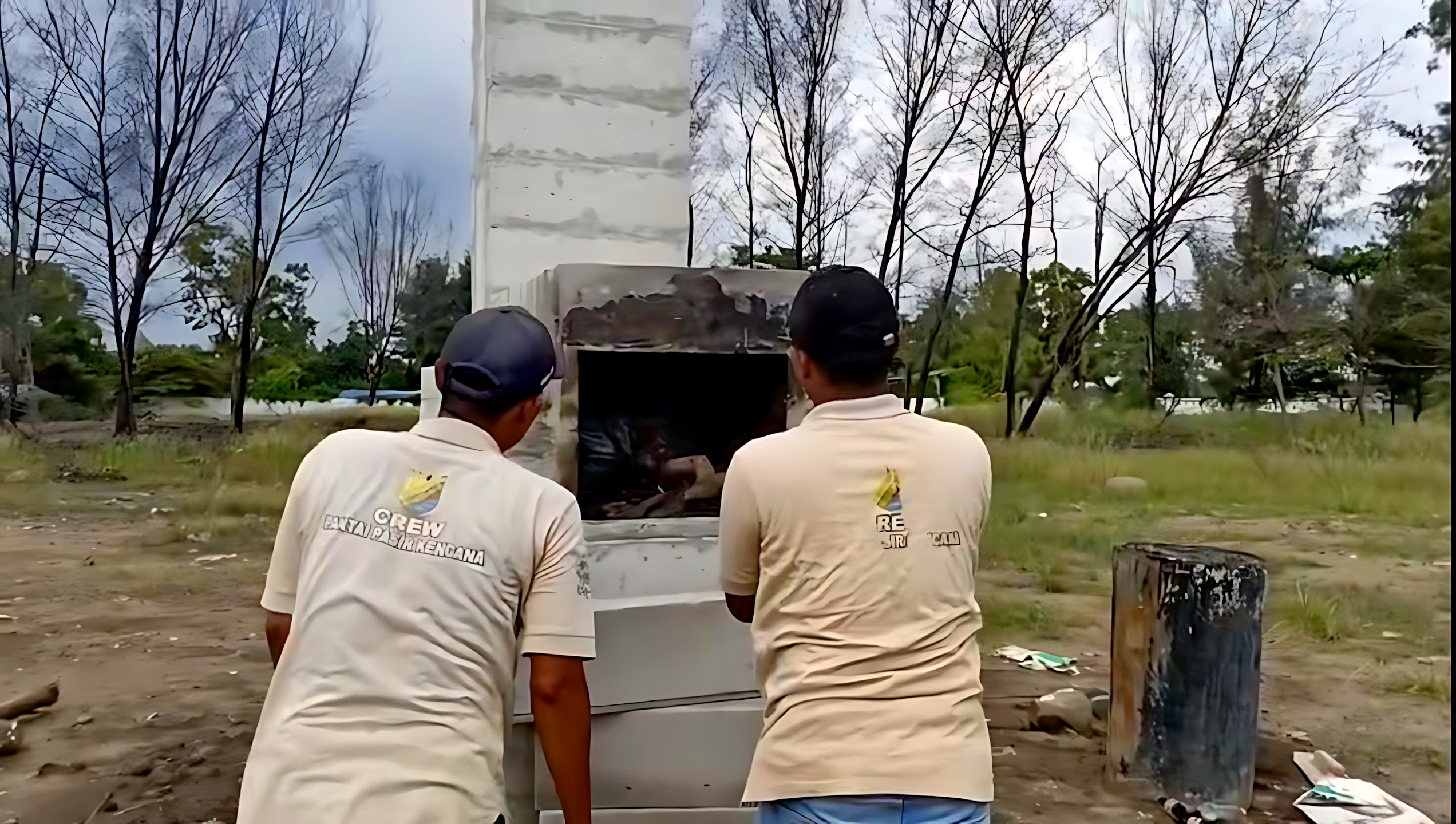 BAKAR SAMPAH &ndash; Tim Dinparbudpora Kota Pekalongan saat mencoba membakar sampah residu dengan incinerator yang berada di kawasan wisata Pantai Slamaran.