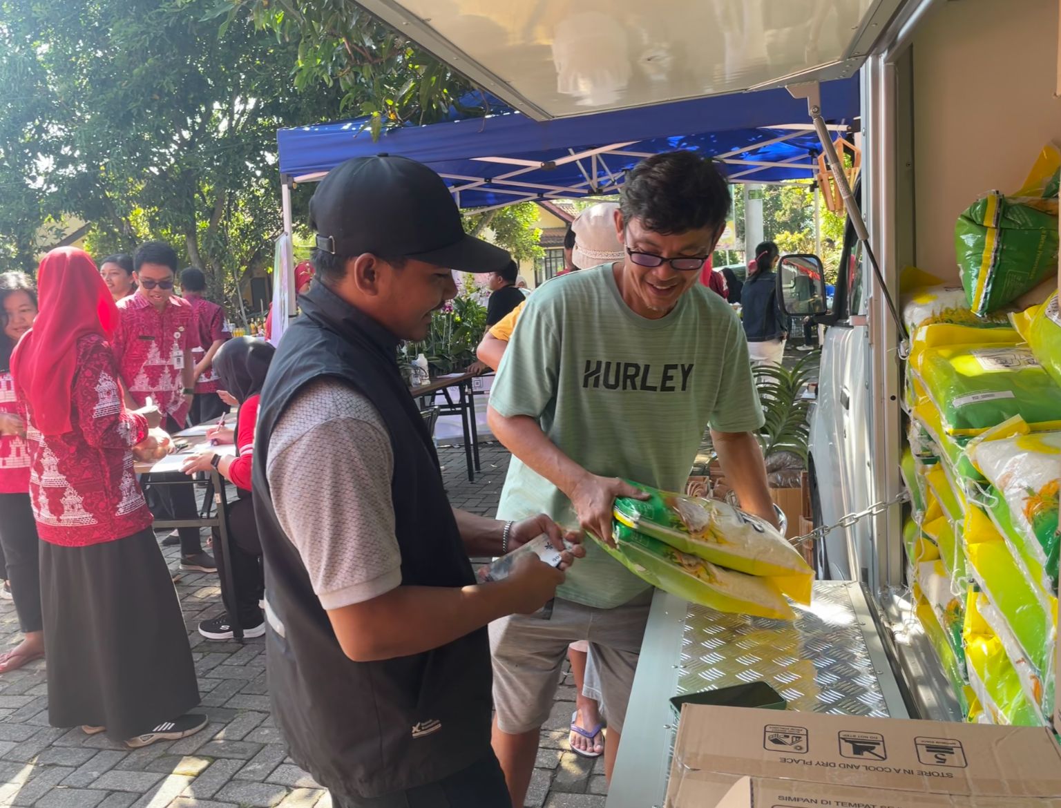 Dispertanikap Kabupaten Semarang saat gelar gerakan pangan murah sambut hari Pangan di Halaman Kantor Dispertanikap Kabupaten Semarang. Maria Novena/Jawa Pos Radar Semarang&nbsp;