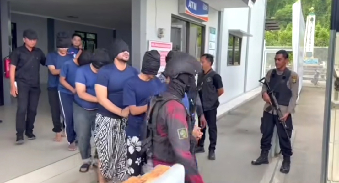 Potret narapidana kasus narkoba, Amar Zoni bersama 5 narapidana lainnya dipindah ke Nusakambangan, Kamis (16/10/2025).