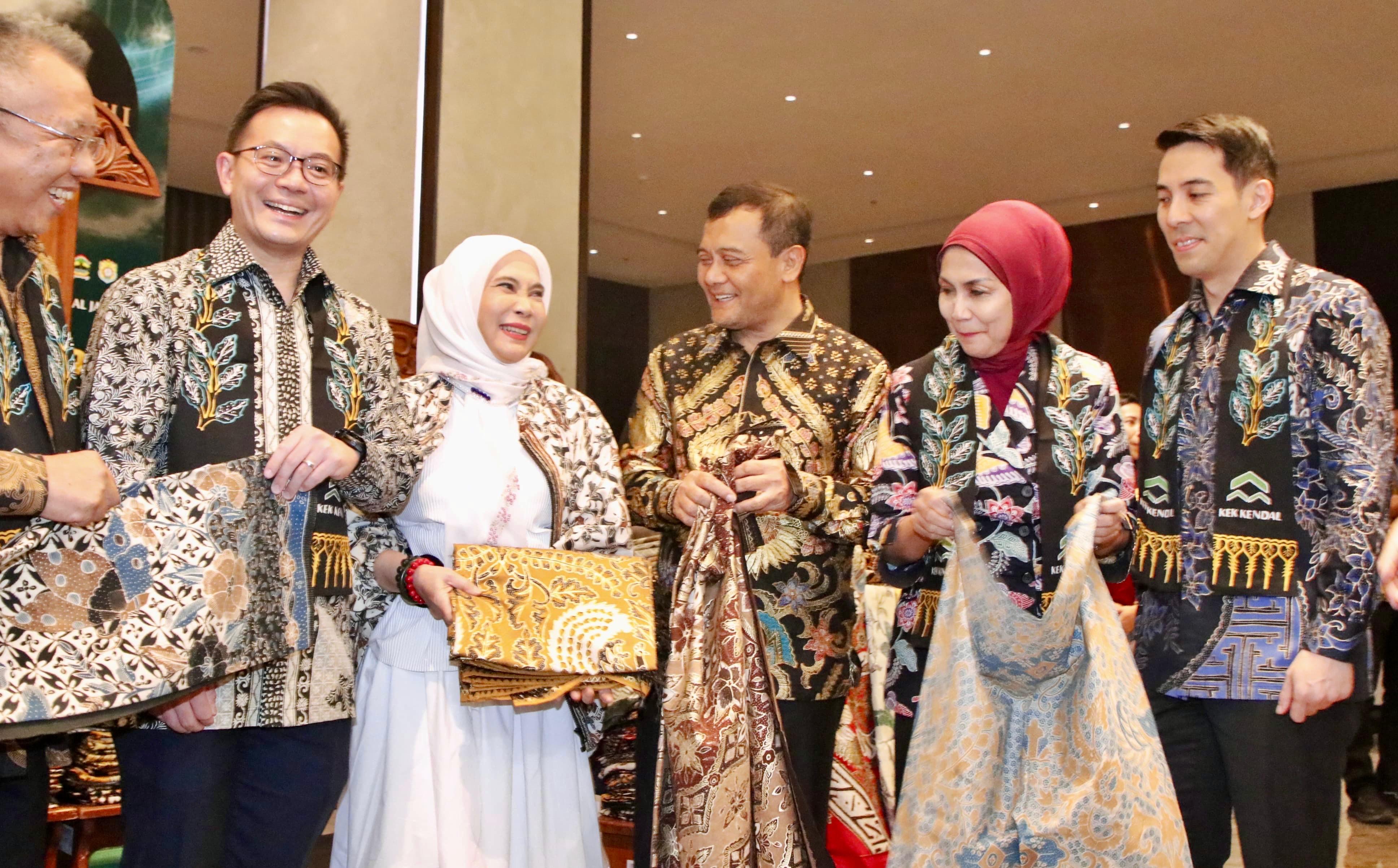 Gubernur Jateng Ahmad Luthfi saat menghadiri acara KEK Kendal and Central Java Future Forum 2025 di  Padma Hotel, Kota Semarang, Rabu malam, (15/102025).