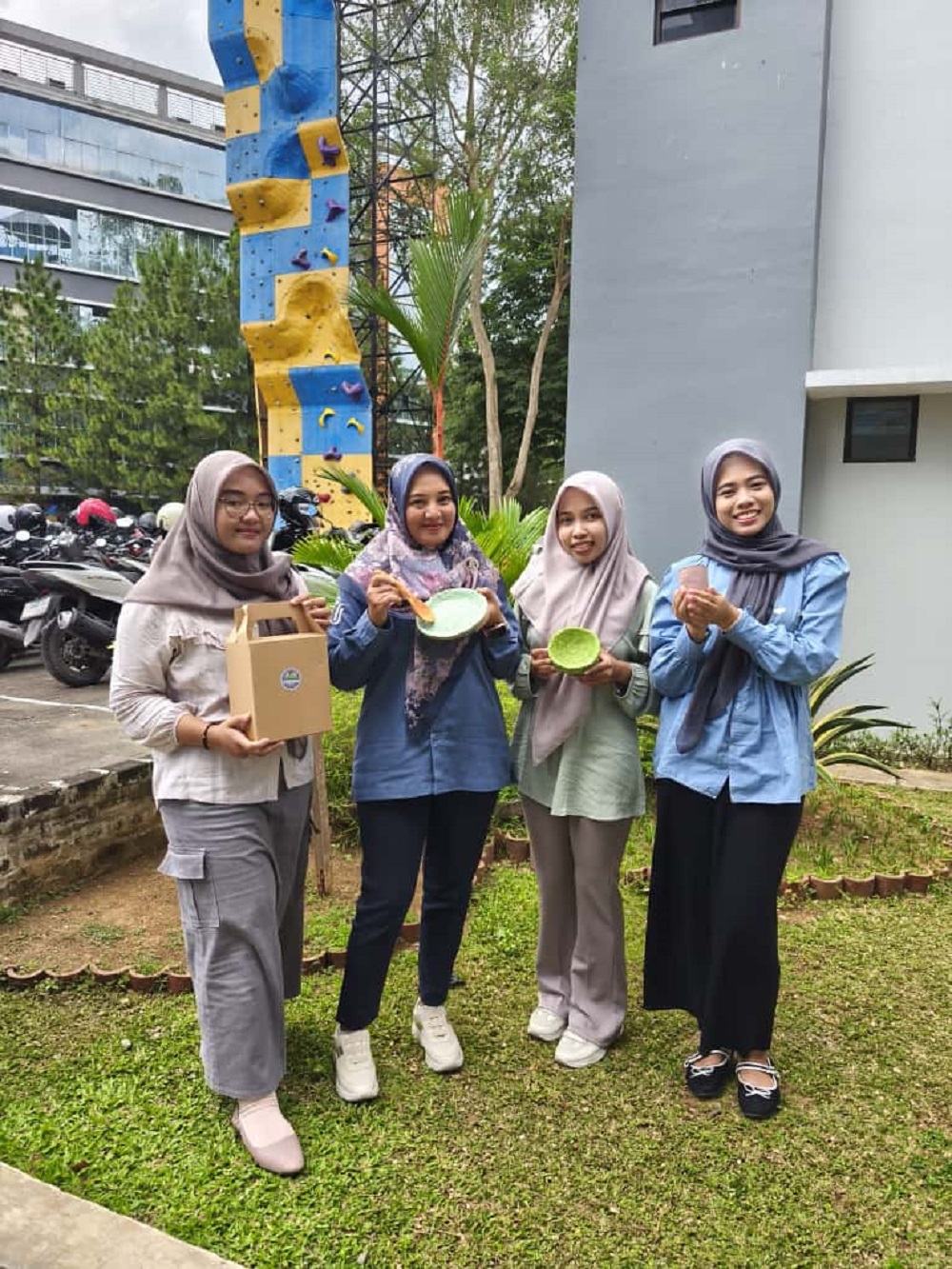 Sekelompok mahasiswa Universitas Muria Kudus (UMK) mengembangkan sebuah inovasi alat makan yang ramah lingkungan bernama &lsquo;CobSet,