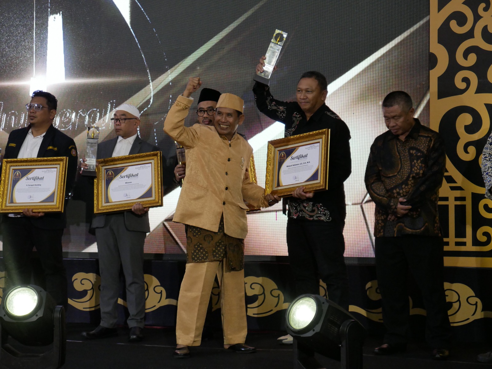 Wahyudi Setiawan ketika menerima piala Anugerah Jawa Pos Radar Semarang 2025 dari Direktur Jawa Pos Radar Semarang Baehaqi di Hotel Gets Semarang, Jumat (19/9/2025).