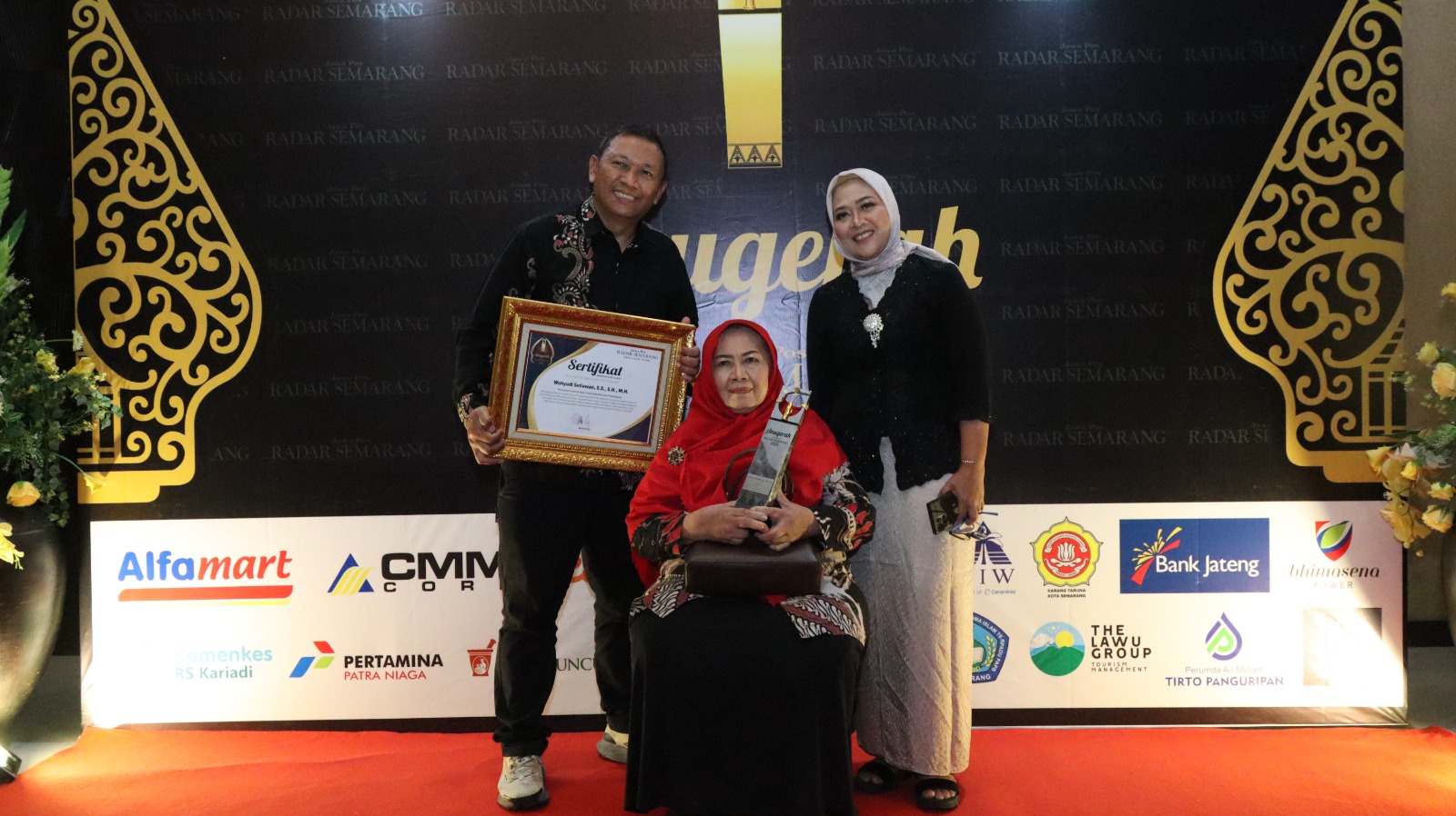 Wahyudi Setiawan bersama istri Nokning Pramukenti dan ibunda tercinta.