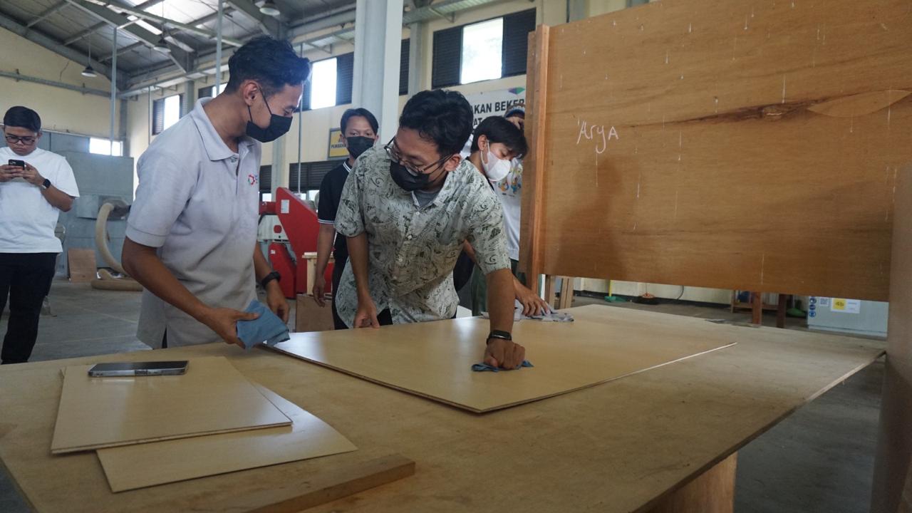 Polifurneka Kendal Cetak Desainer Furnitur Muda Mendunia