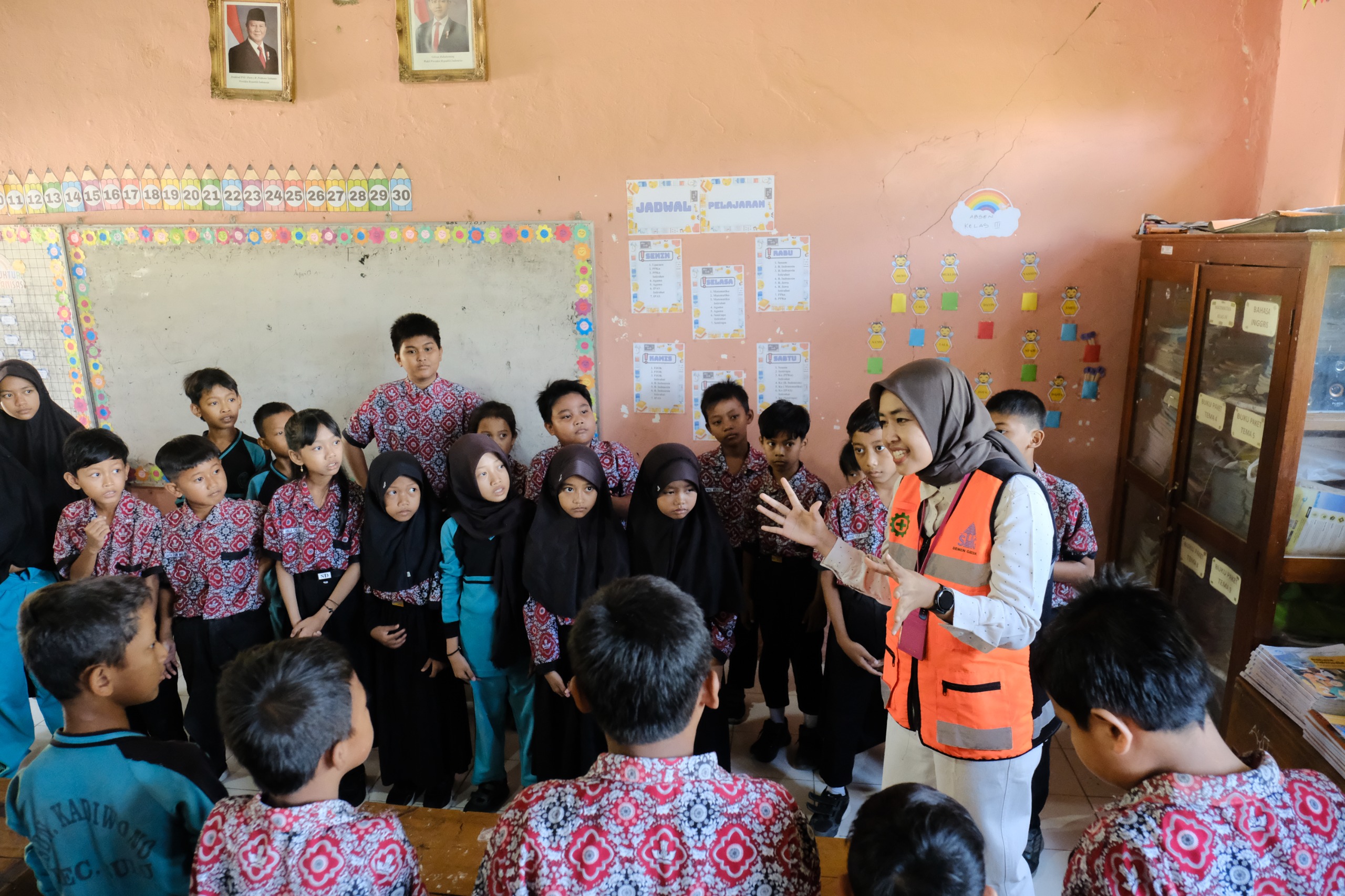 program Tanggung Jawab Sosial Lingkungan (TJSL) dengan menggelar SG Goes to School di SD Negeri Kadiwono, Kecamatan Bulu, Kabupaten Rembang (15/10).