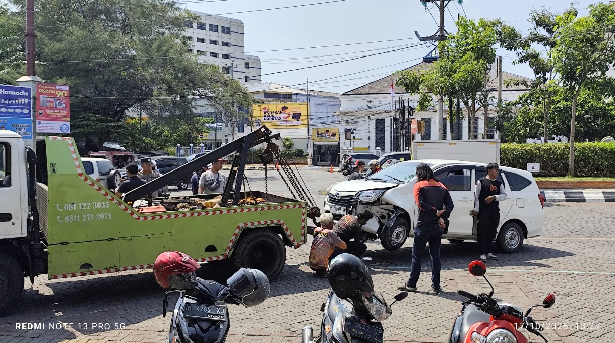 Mobil Daihatsu Sigra rusak dan diderek untuk di bawa ke Mako Satlantas Polrestabes