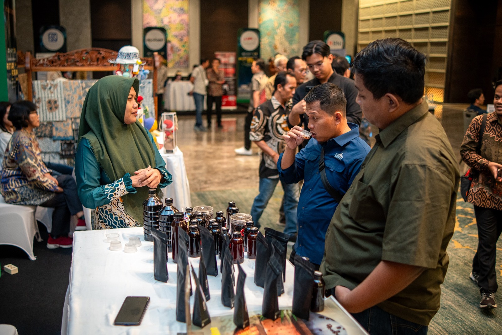 Stan Pameran UMKM di forum Internasional dalam gelaran KEK Kendal dan Central Java Future Forum 2025 di Hotel Padma, Kota Semarang. (BUDI SETIYAWAN/RADARSEMARANG.ID)