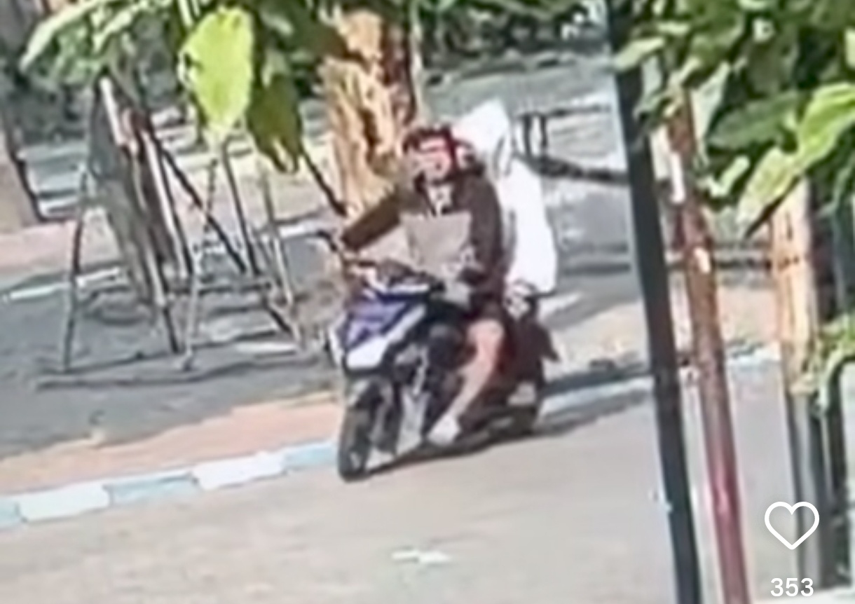 Dua pelaku Terekam CCTV saat melakukan aksi kejahatan