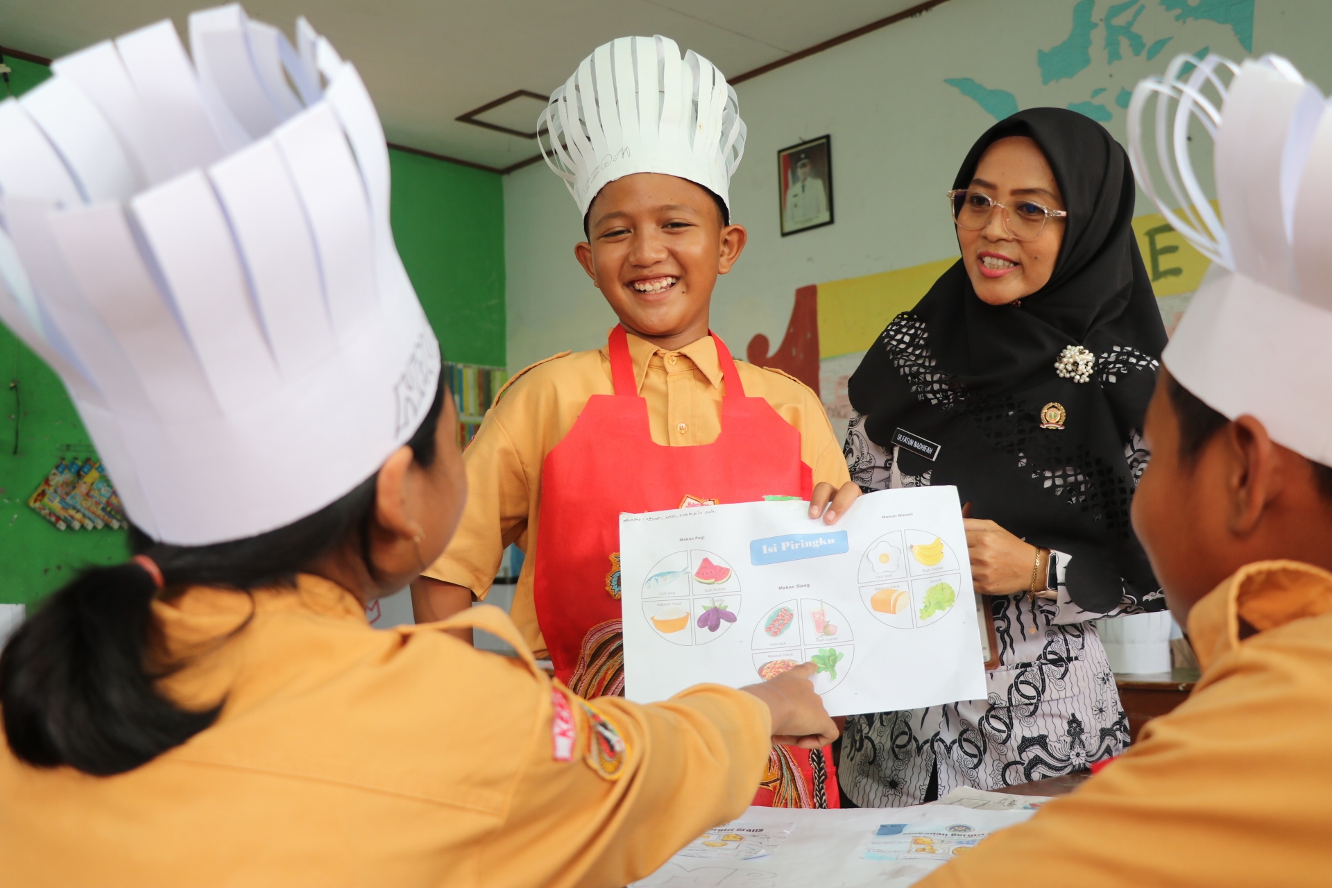 Fasilitator daerah Program PINTAR Tanoto Foundation Ulfatun Nadhifah ajak siswa menghitung numerasi lewat metode MIKiR.