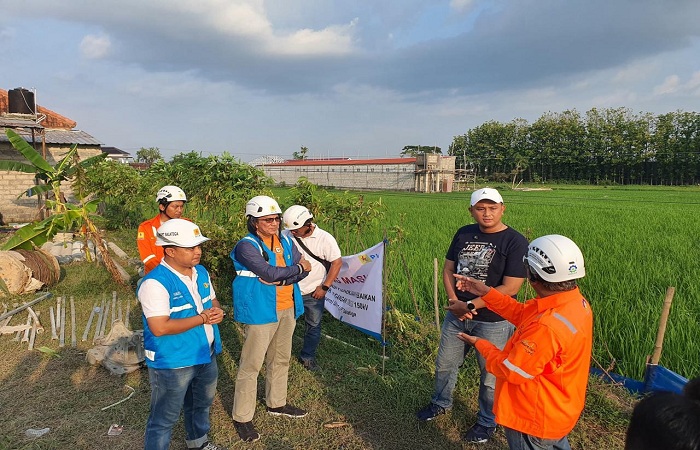 GERAK CEPAT : Petugas PLN UIT JBT mengambil langkah cepat untuk penanganan darurat dan pemulihan kelistrikan atas robohnya tower SUTT di Desa Mlese, Kecamatan Ceper, Klaten.