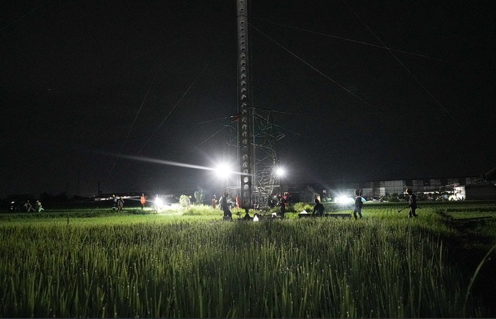 PEMULIHAN KELISTRIKAN : Petugas PLN UIT JBT melakukan pemilihan kelistrikan pasca cuaca ekstrem di Klaten.