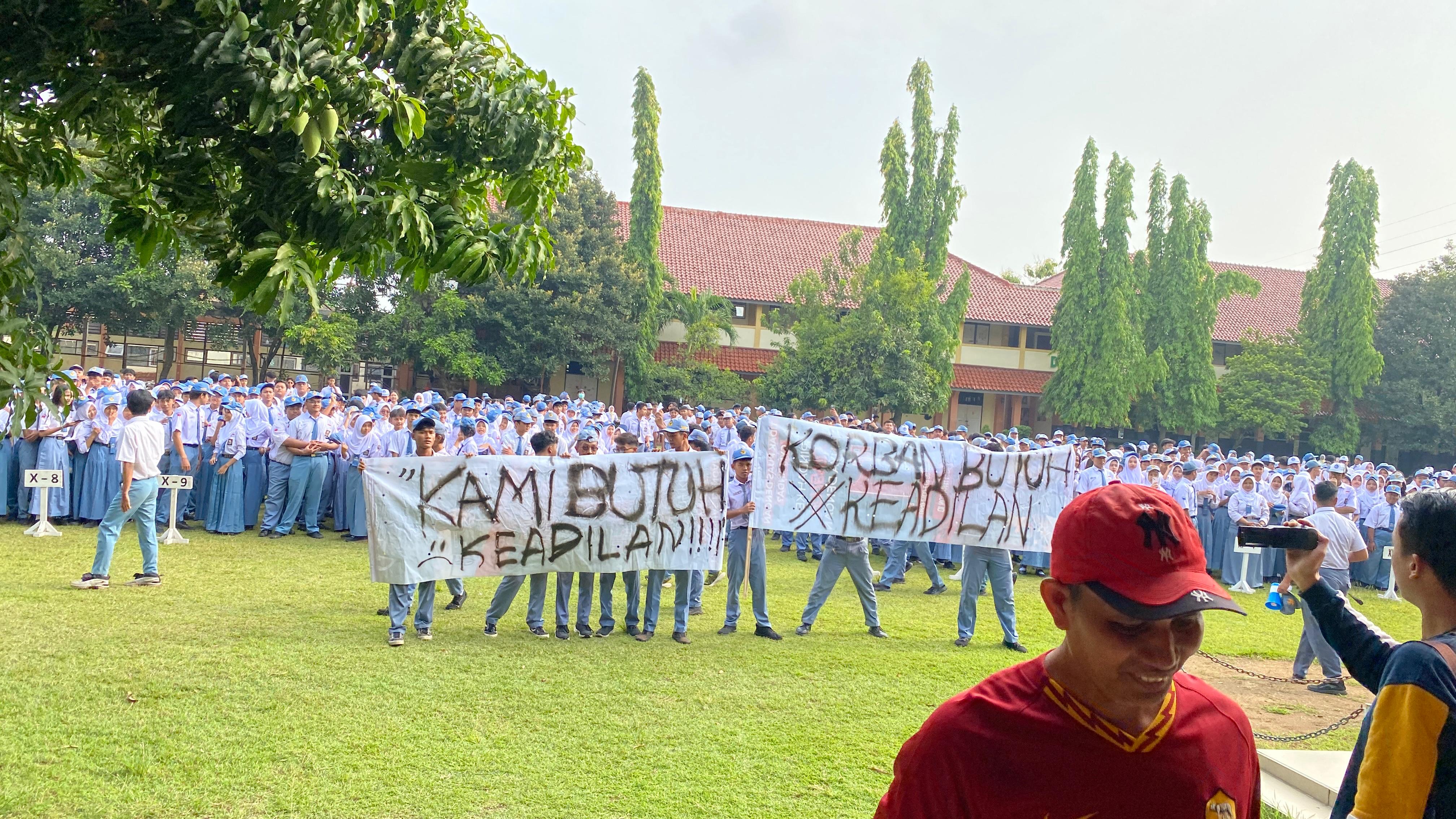 Ratusan siswa SMAN 11 Semarang menggelar aksi unjuk rasa atas kasus edit foto pornografi pakai AI, Senin (20/10/2025).