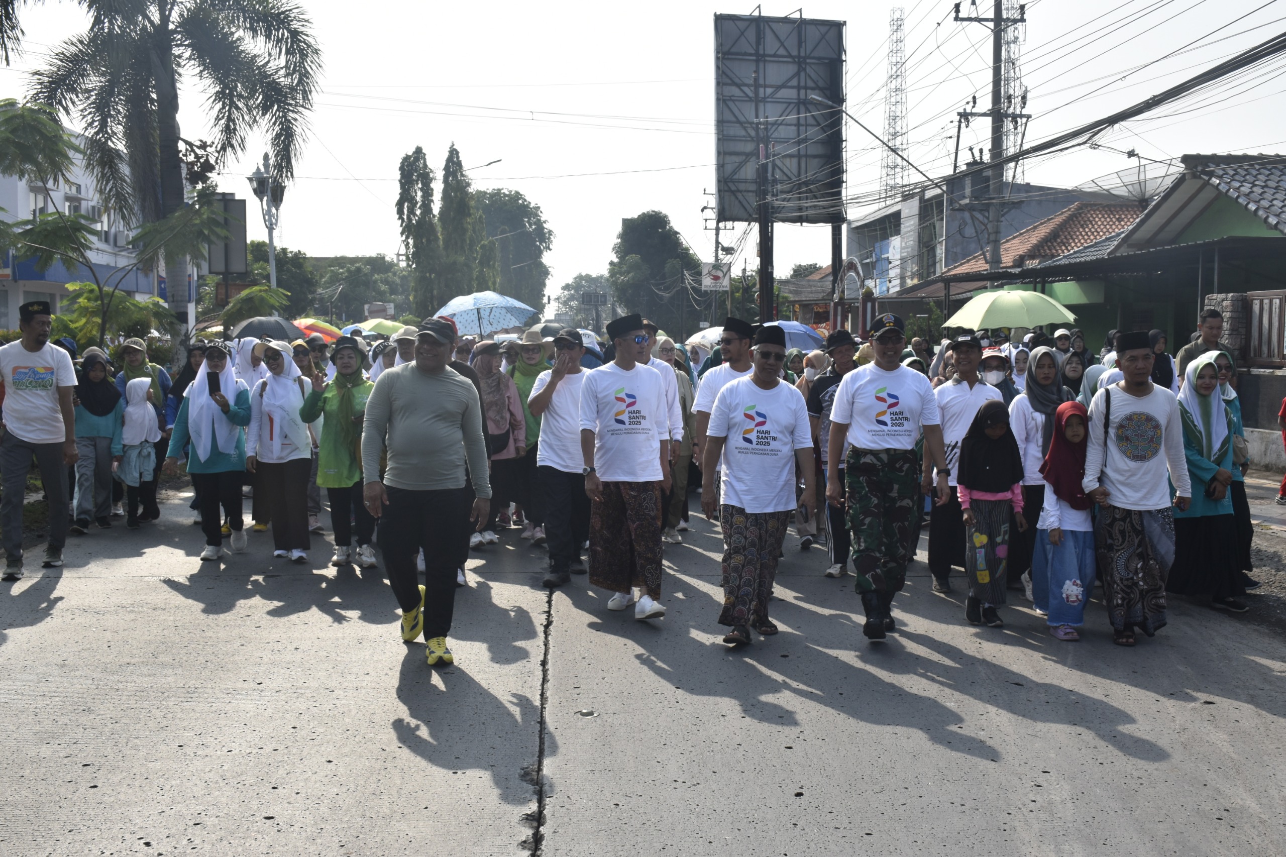 Lautan Santri Tumpah di Kendal! Ribuan Ikuti Jalan Sehat Hari Santri Nasional 2025  RADARSEMARANG.ID, KENDAL,&mdash; Ribuan santri tumpah ruah di Alun-alun Kendal mengikuti Jalan Sehat Santri.