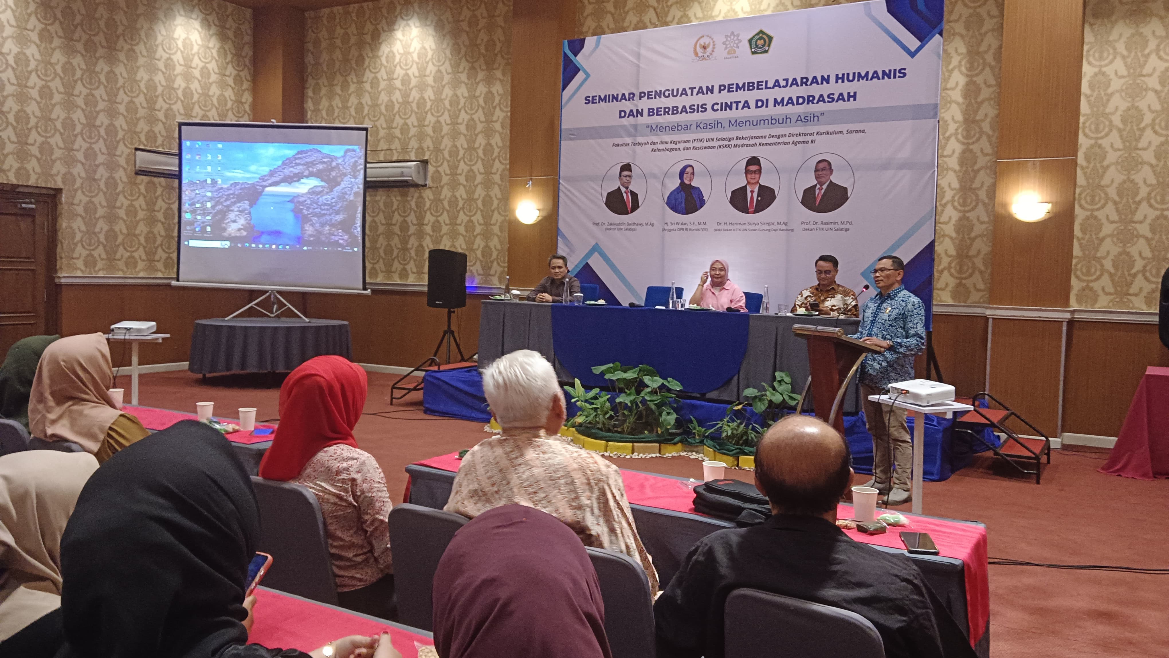 Dekan Fakultas Tarbiyah dan Ilmu Keguruan (FTIK) UIN Salatiga, Prof. Dr. Rasimin, M.Pd., menyampaikan hal itu saat membuka seminar Penguatan Pembelajaran Humanis dan Berbasis Cinta di Madrasah.