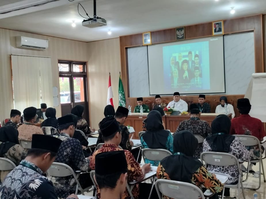 Ketua DPRD Demak H Zayjnul Fata memberikan materi kepemimpinan.(wahibpribadi)