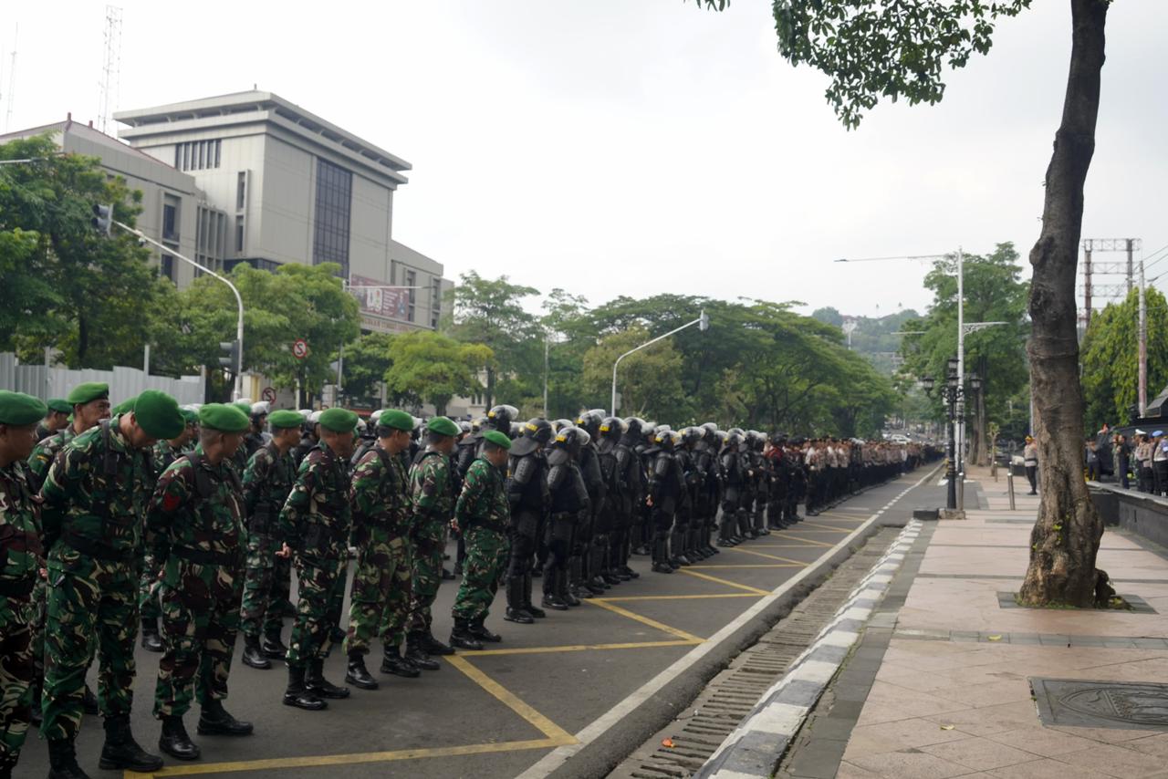 Personil kepolisian dan TNI telah disiagakan untuk pengamanan aksi demo BEM Semarang Raya
