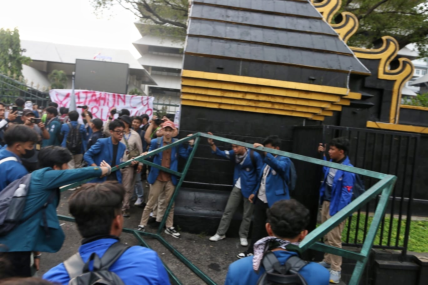 Aksi demo mahasiswa Bem Semarang Raya depan kantor gubernur Jateng jalan pahlawan