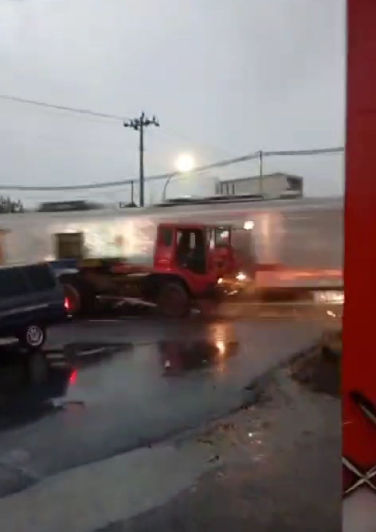 Truk Tertemper kereta api Harina di perlintasan Kaligawe kecamatan Gayamsari