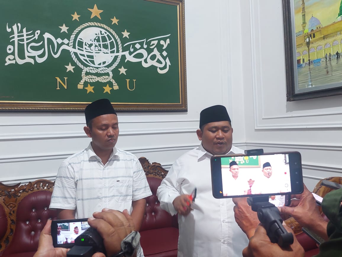 Caption: Ketua DPRD Demak H Zayinul Fata didampingi Ketua Komisi A Muadhom wawancara Hari Santri Nasional 2025.(wahibpribadi)