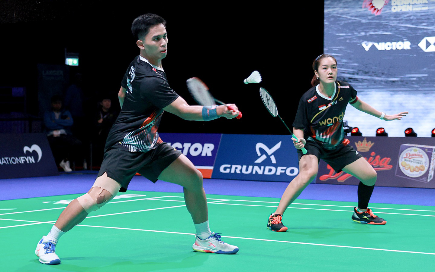 Amri Syahnawi/Nita Violina Marwah harus mengakui keunggulan wakil Malaysia unggulan delapan, Goh Soon Huat/Lai Shevon Jemie 21-15, 17-21, 17-21.