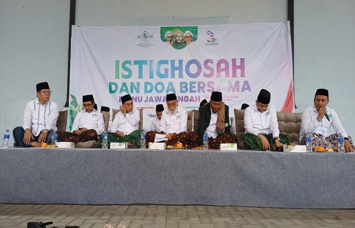 ISTIGHOTSAH : Para kiai NU Jateng melanjutkan perayaan Hari Santri dengan melakukan doa bersama di Halaman kantor PWNU Jateng Jalan Dr Cipto Kota Semarang, Rabu 22 Oktober 2025.