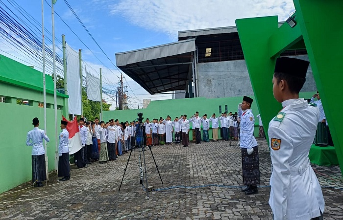 UPACARA HARI SANTRI : Ketua PWNU Jateng KH Abdul Ghaffar Rozin memimpin upacara perayaan satu dasawarsa Hari Santri di Halaman kantor PWNU Jateng Jalan Dr Cipto Kota Semarang, Rabu 22 Oktober 2025.