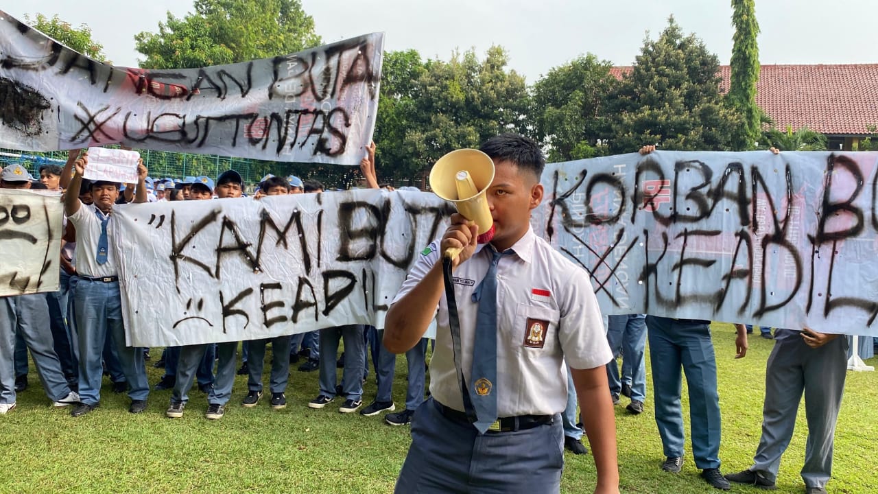 Ratusan siswa SMAN 11 Semarang menggelar aksi unjuk rasa atas kasus edit foto pornografi pakai AI, Senin (20/10/2025).