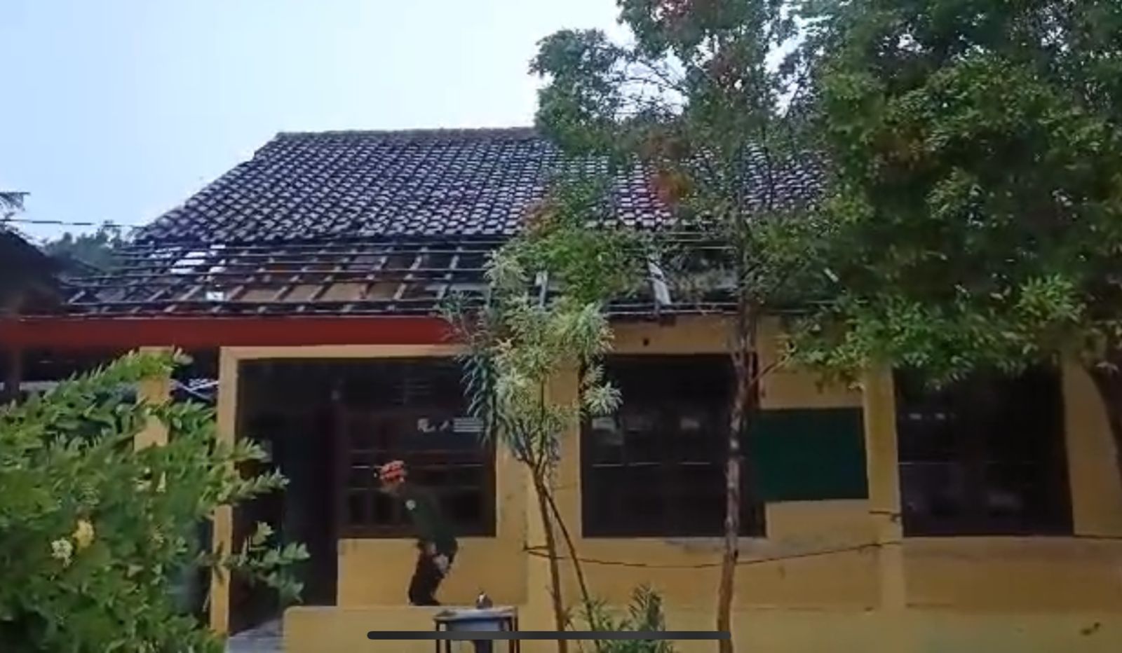 SD Negeri Wonorejo 03, Kecamatan Pringapus, Kabupaten Semarang, mengalami kerusakan parah pada empat ruang kelas.&nbsp;Maria Novena/Jawa Pos Radar Semarang
