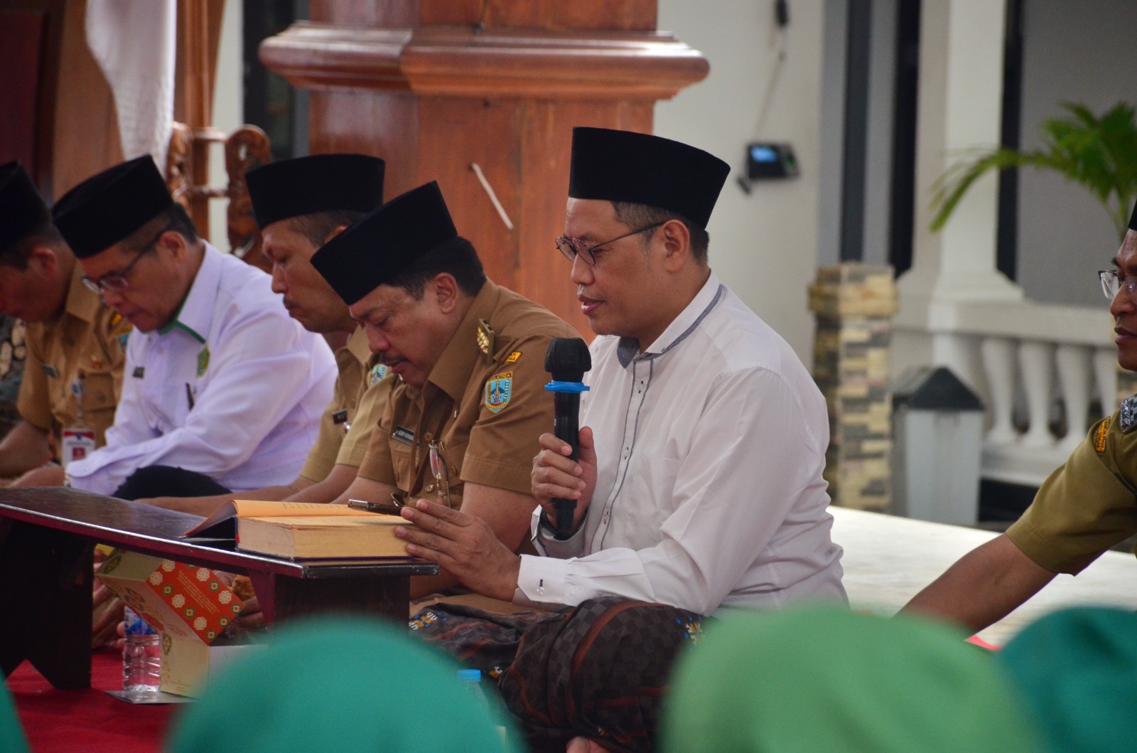 Hari, Selasa (21/10/2025) siang Wali Kota dan Wakil Wali Kota Salatiga mengikuti Salat Zuhur berjamaah dilanjutkan dengan Khotmil Qur