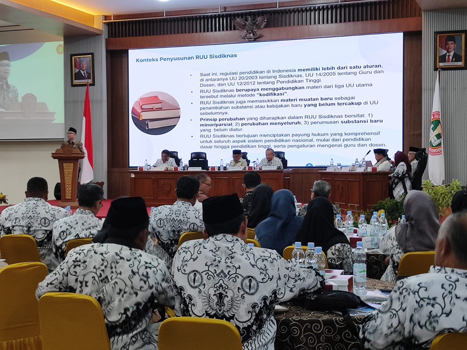 Wamendikdasmen Atip Latipulhayat serap aspirasi guru dan dosen lewat FGD menyambut HUT PGRI ke-80 dan Hari Guru Nasional 2025 di Gedung Pusat, Upgris, Rabu (22/10).
