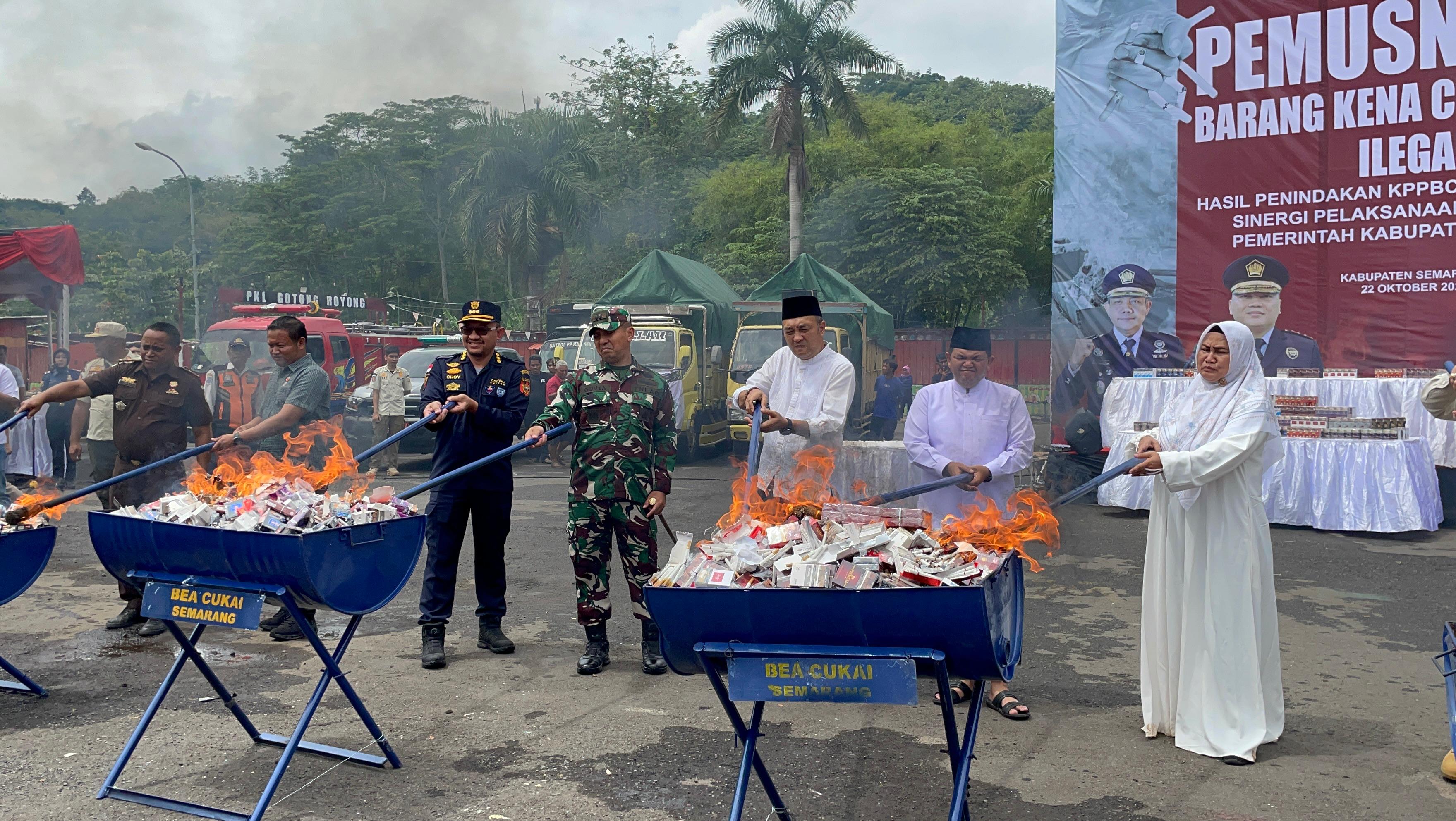 Bupati Semarang Ngesti Nugraha, Wakil Bupati Semarang Nur Arifah, Ketua DPRD Kabupaten Semarang Bondan Marutohening lakukan pemusnahan rokok ilegal. Maria Novena/Jawa Pos Radar Semarang